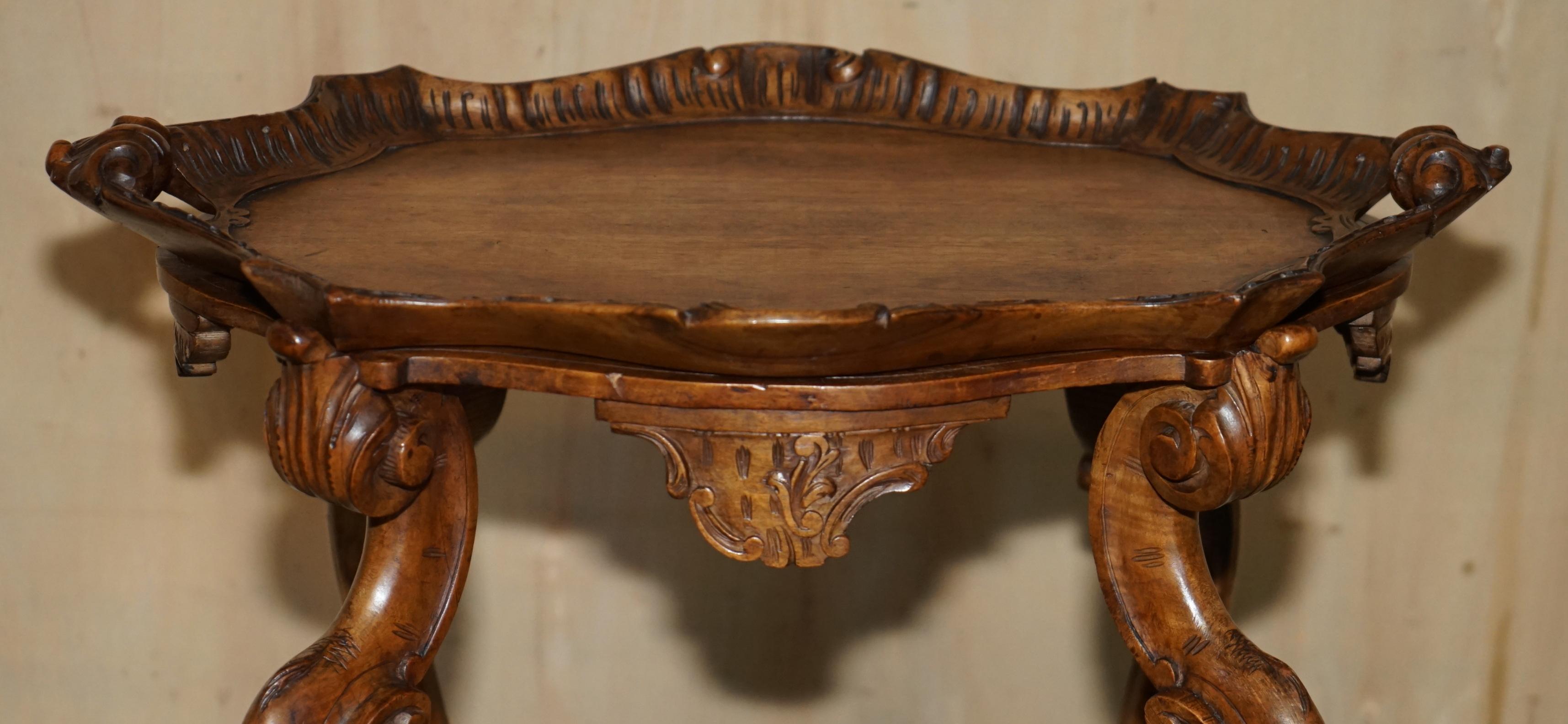 Français TABLE ANTiQUE FRANÇAISE CARCTIONNÉE À LA MAIN EN SOIE AUTHENTIQUE AVEC TRAY DE ServiTION TRAY amovible en vente