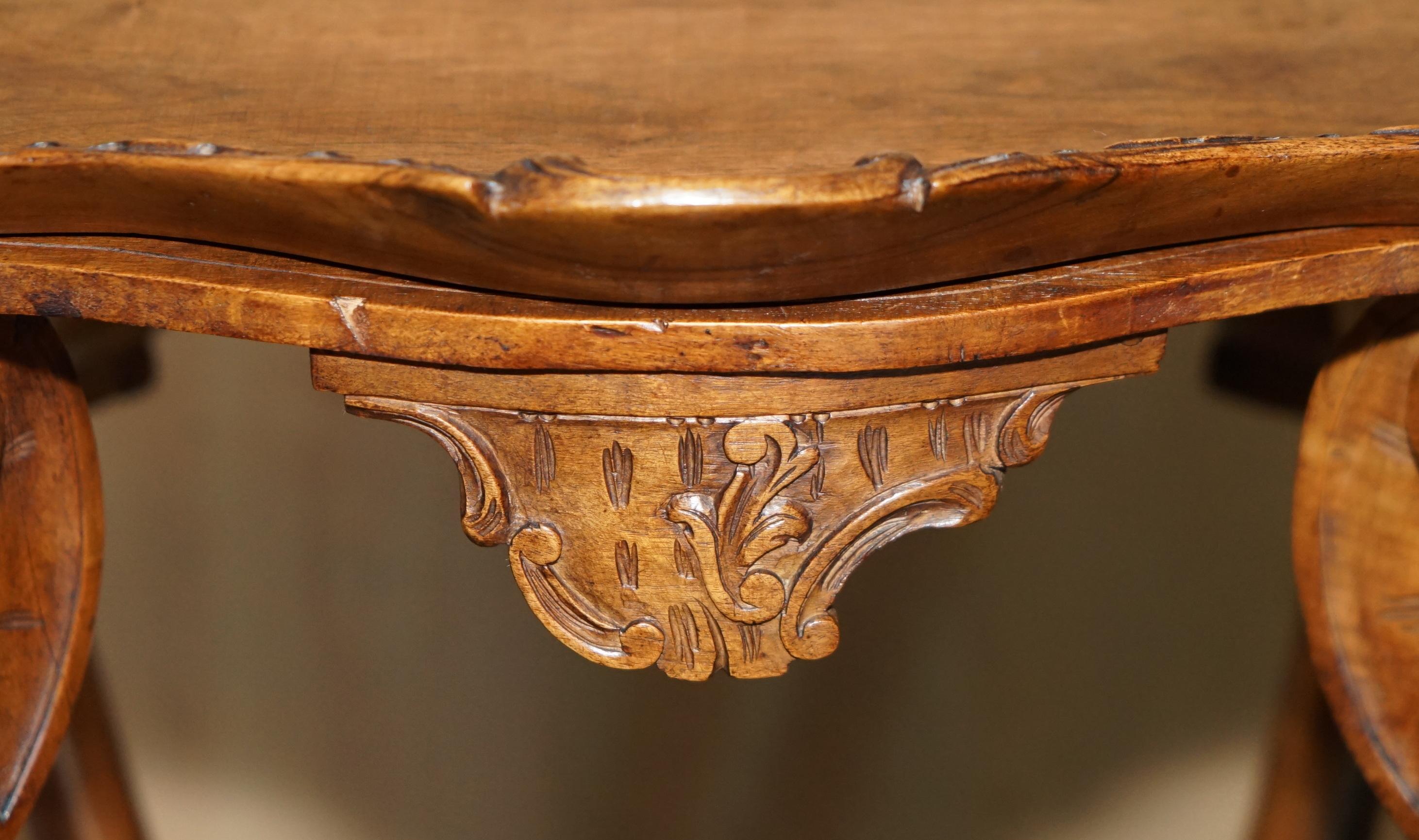 Fait main TABLE ANTiQUE FRANÇAISE CARCTIONNÉE À LA MAIN EN SOIE AUTHENTIQUE AVEC TRAY DE ServiTION TRAY amovible en vente
