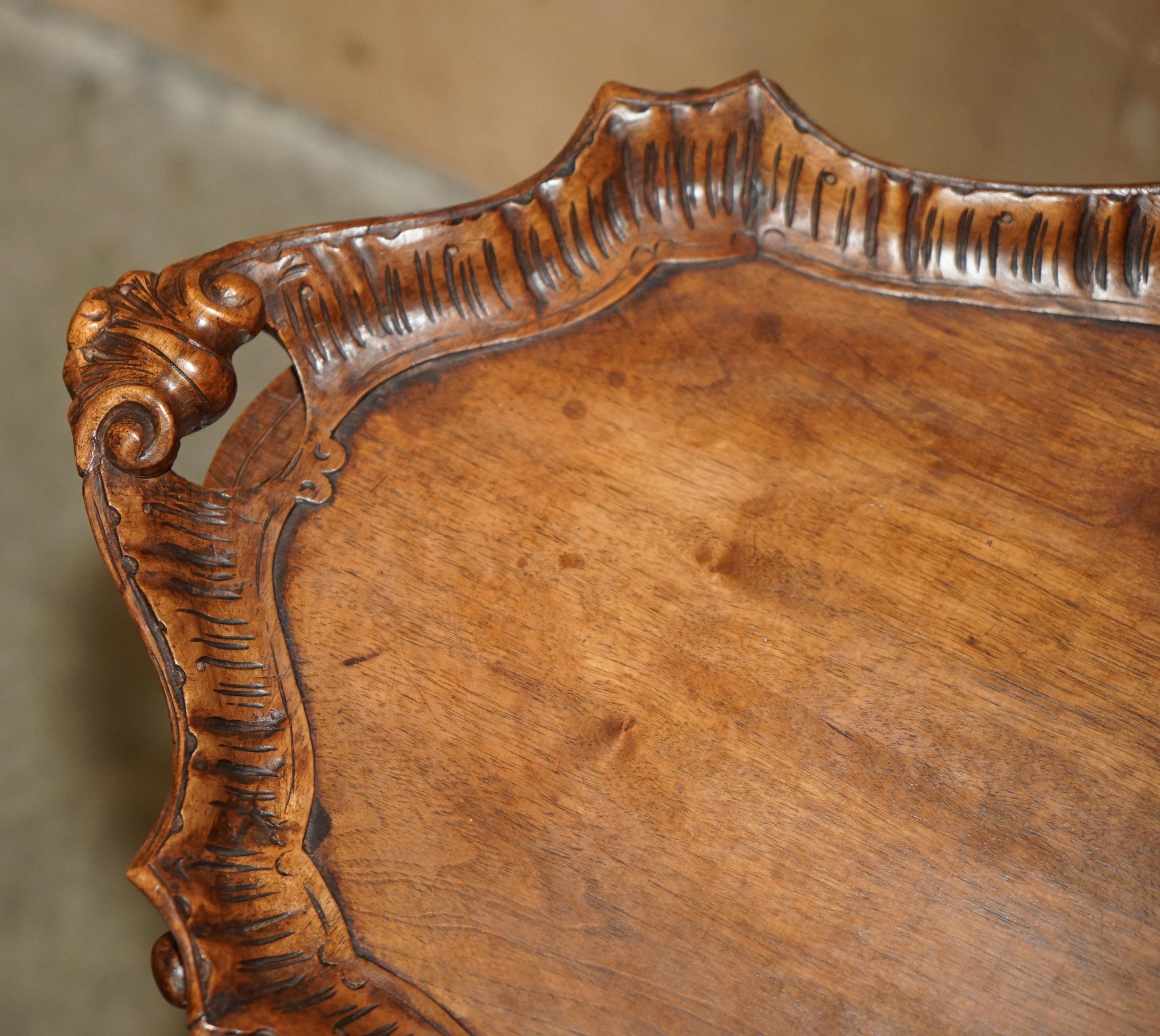 Fin du 20e siècle TABLE ANTiQUE FRANÇAISE CARCTIONNÉE À LA MAIN EN SOIE AUTHENTIQUE AVEC TRAY DE ServiTION TRAY amovible en vente