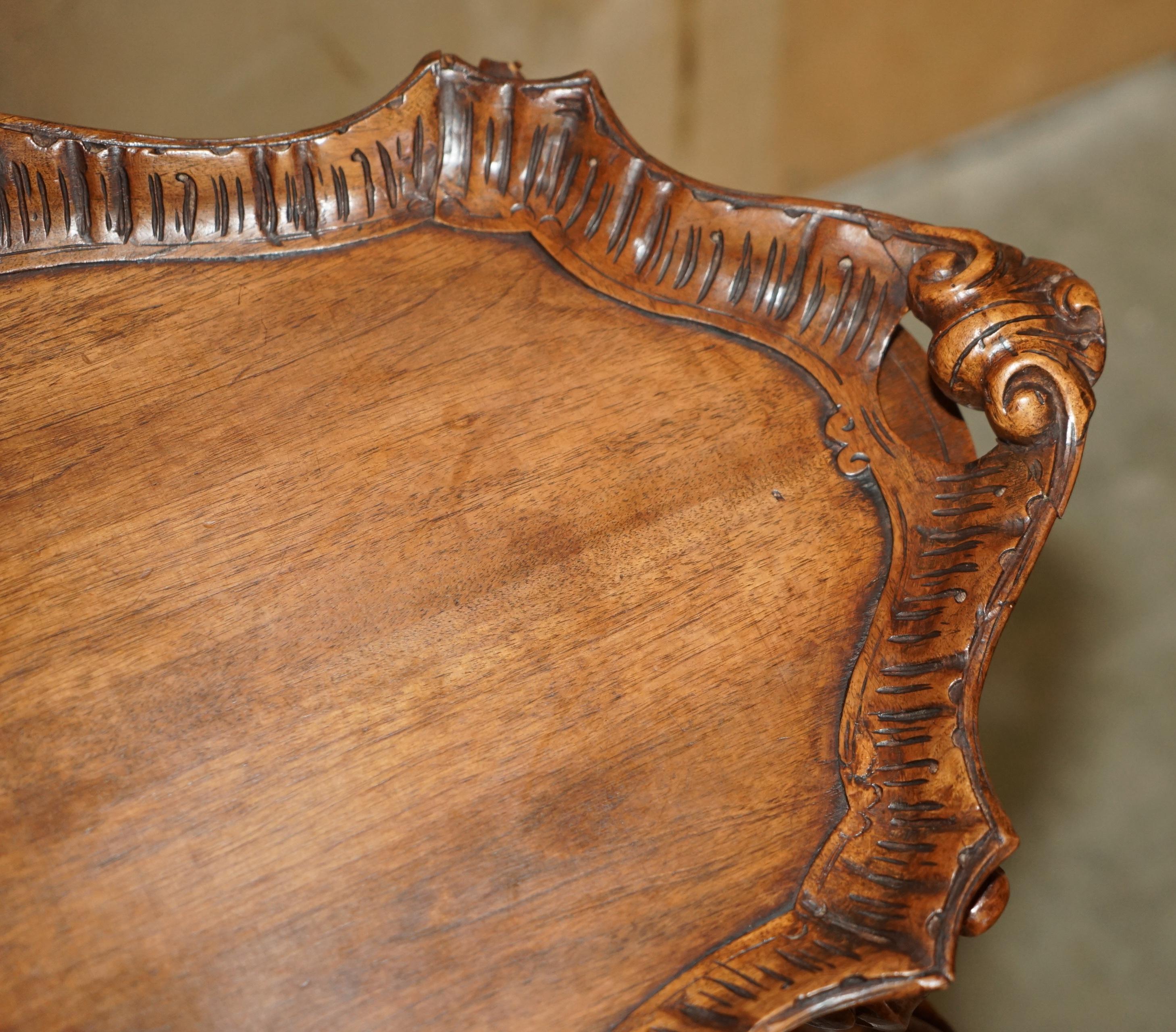 Noyer TABLE ANTiQUE FRANÇAISE CARCTIONNÉE À LA MAIN EN SOIE AUTHENTIQUE AVEC TRAY DE ServiTION TRAY amovible en vente