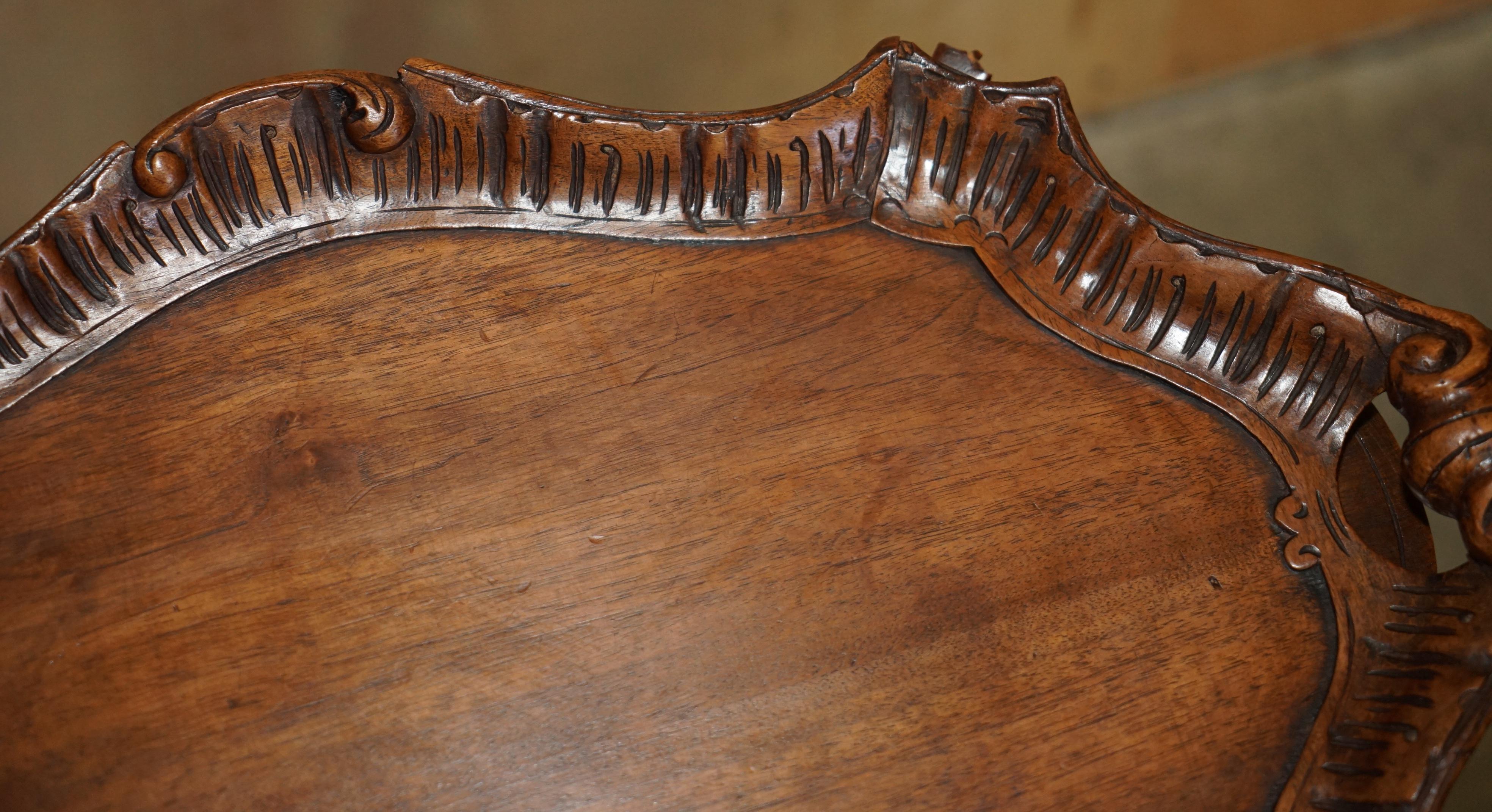 TABLE ANTiQUE FRANÇAISE CARCTIONNÉE À LA MAIN EN SOIE AUTHENTIQUE AVEC TRAY DE ServiTION TRAY amovible en vente 1
