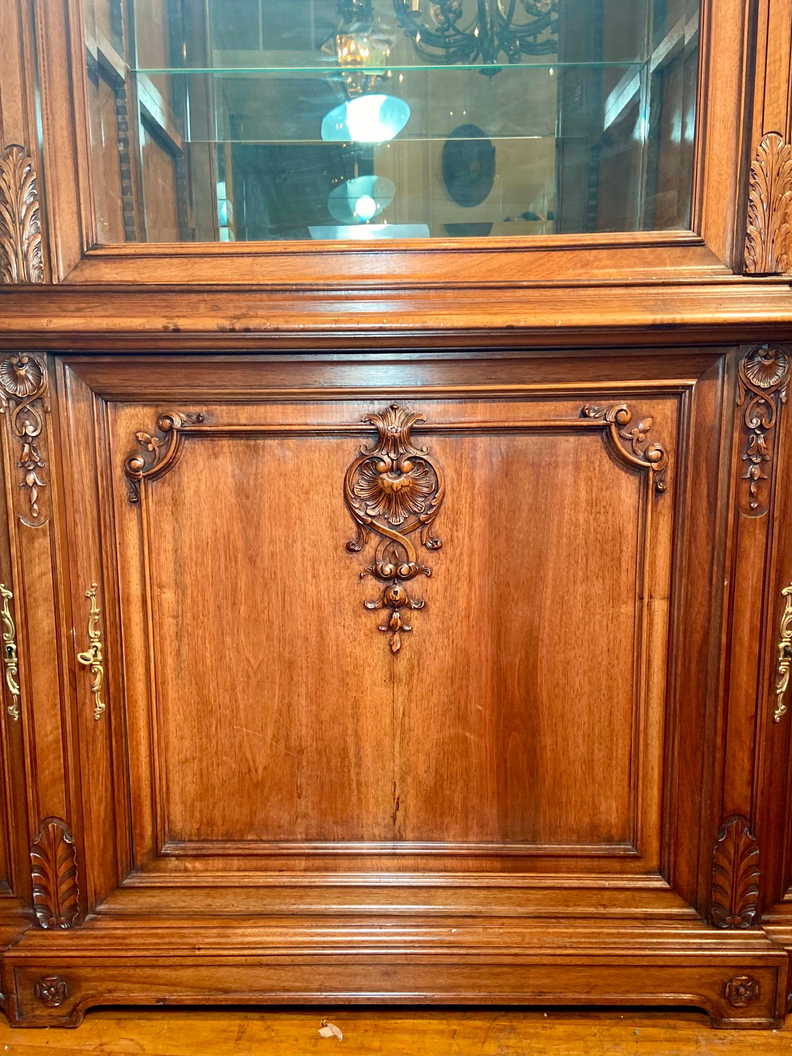 Antique French Hand-Carved Walnut Display Cabinet, Circa 1890-1910 In Good Condition For Sale In New Orleans, LA