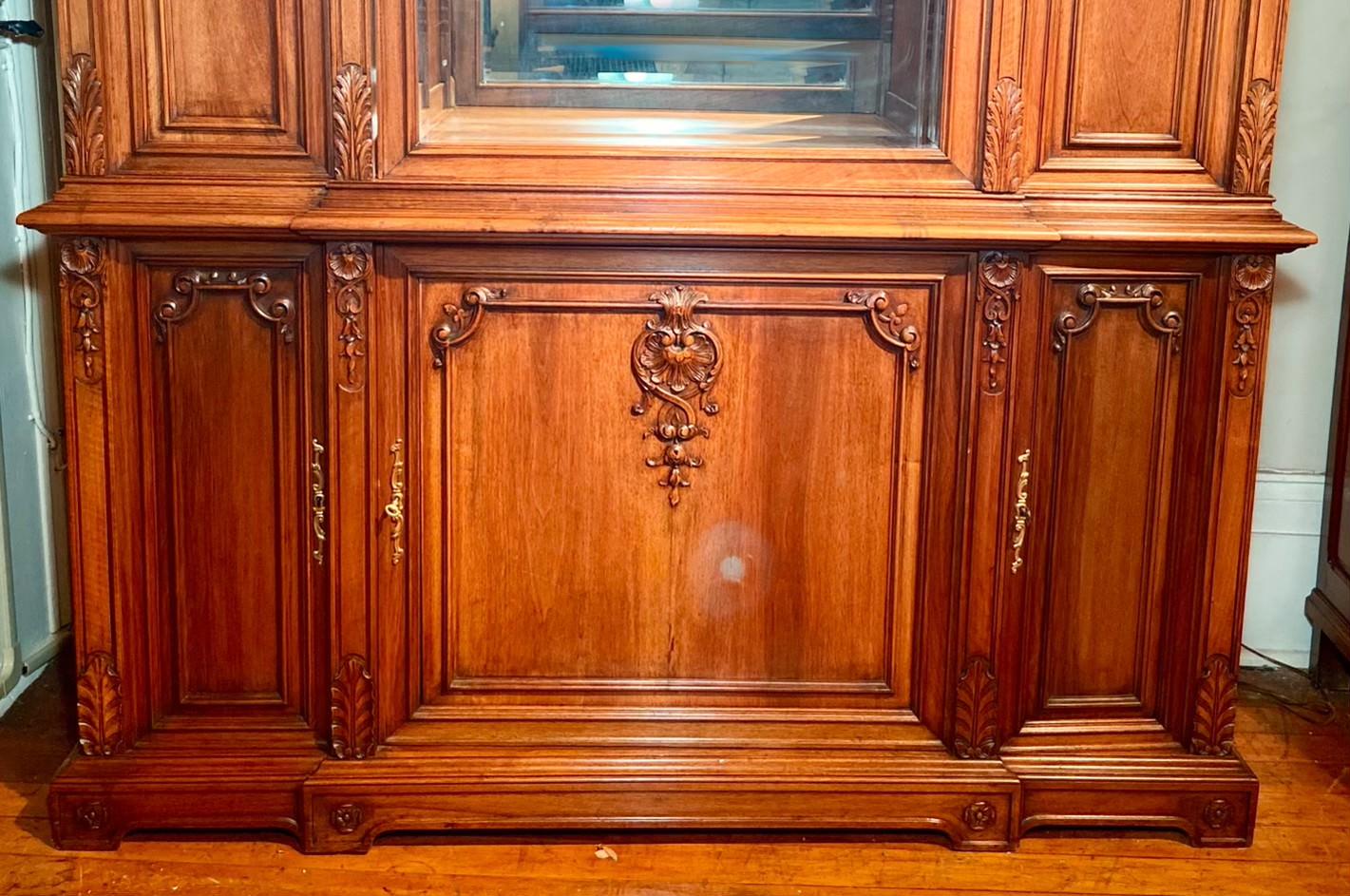 Antique French Hand-Carved Walnut Display Cabinet, Circa 1890-1910 For Sale 1