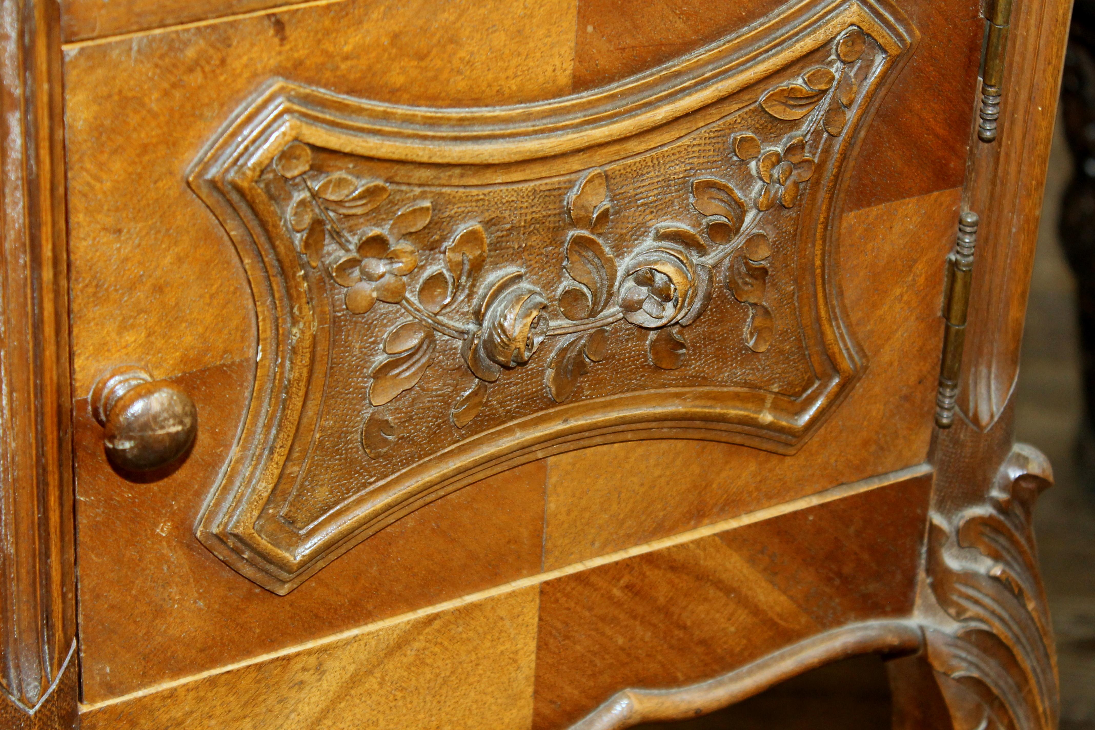 Ancienne table de chevet française en noyer sculpté à la main de style Louis XV avec plateau en marbre en vente 3