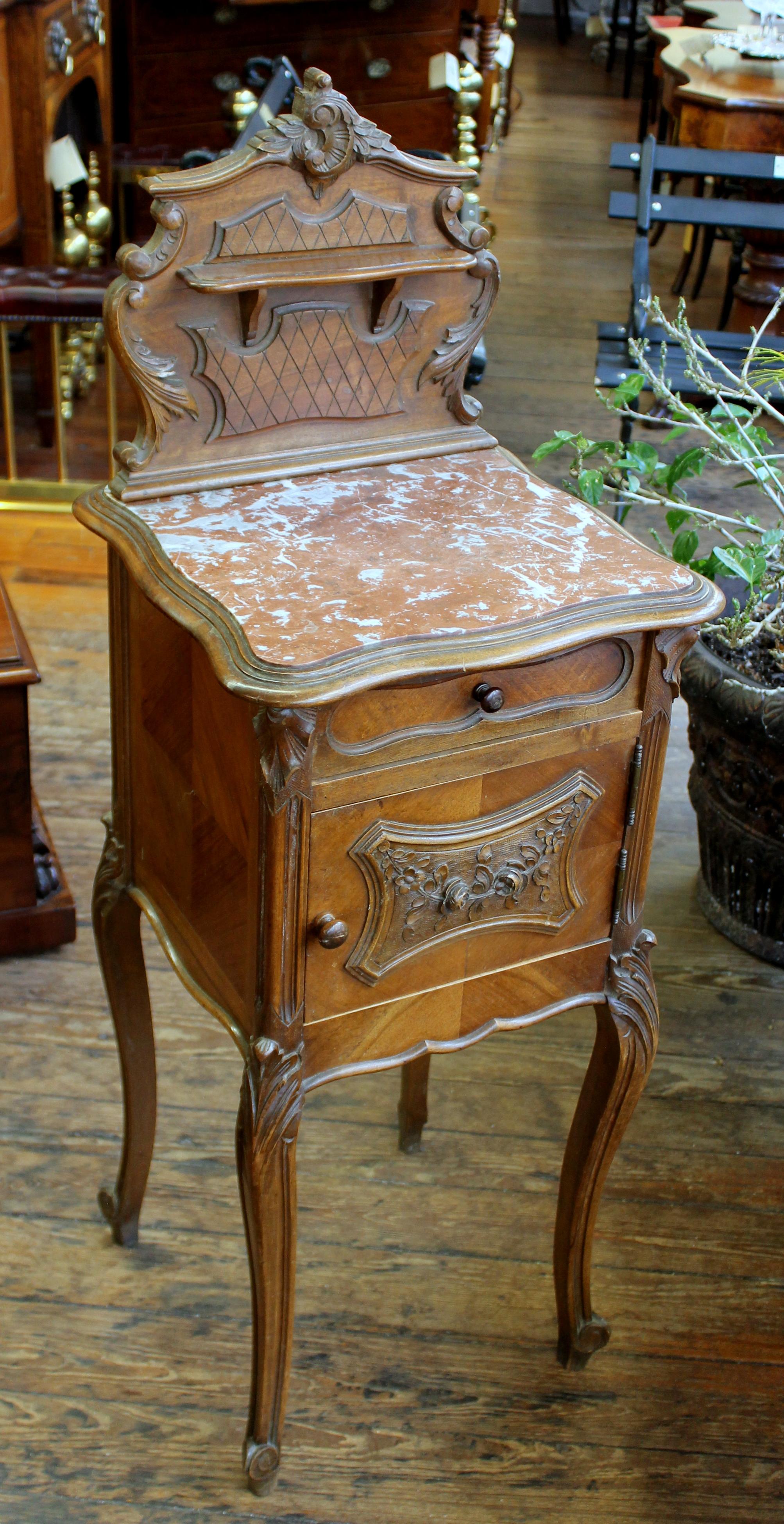 Table de chevet ancienne en noyer sculpté à la main de style Louis XV avec plateau en marbre
Veuillez noter la fine sculpture à la main sur toute la surface et le dessus en marbre d'origine (ainsi que l'intérieur en marbre d'origine)

Mesures :