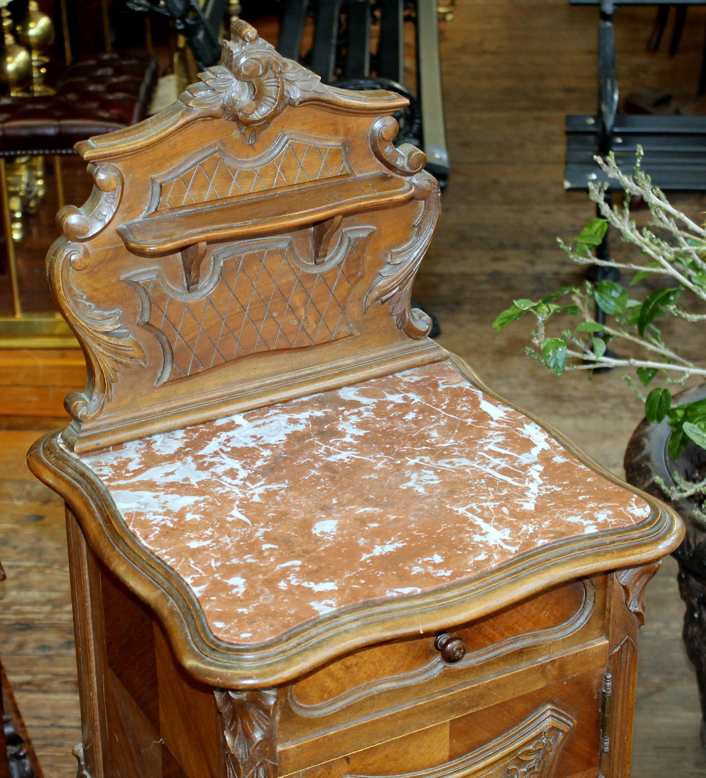 Français Ancienne table de chevet française en noyer sculpté à la main de style Louis XV avec plateau en marbre en vente