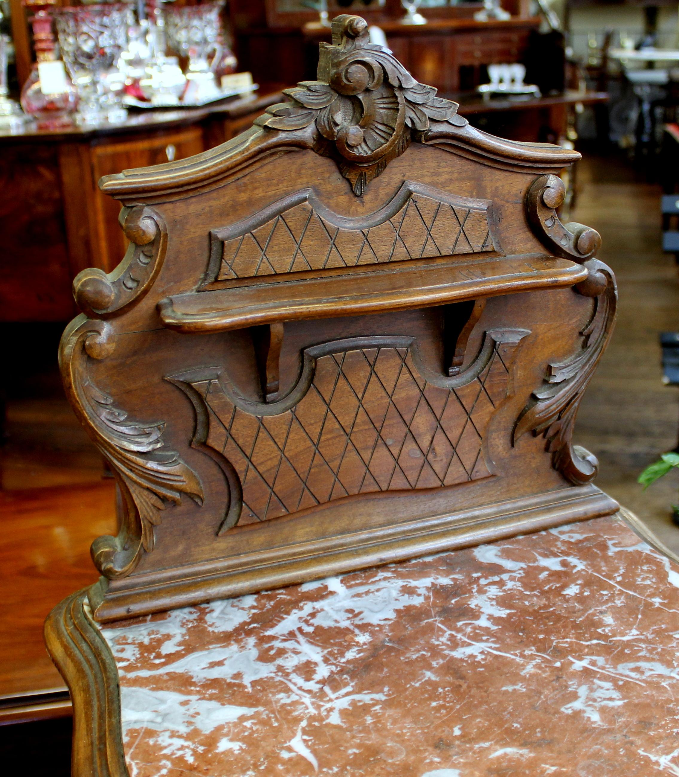 Ancienne table de chevet française en noyer sculpté à la main de style Louis XV avec plateau en marbre Bon état - En vente à Charleston, SC
