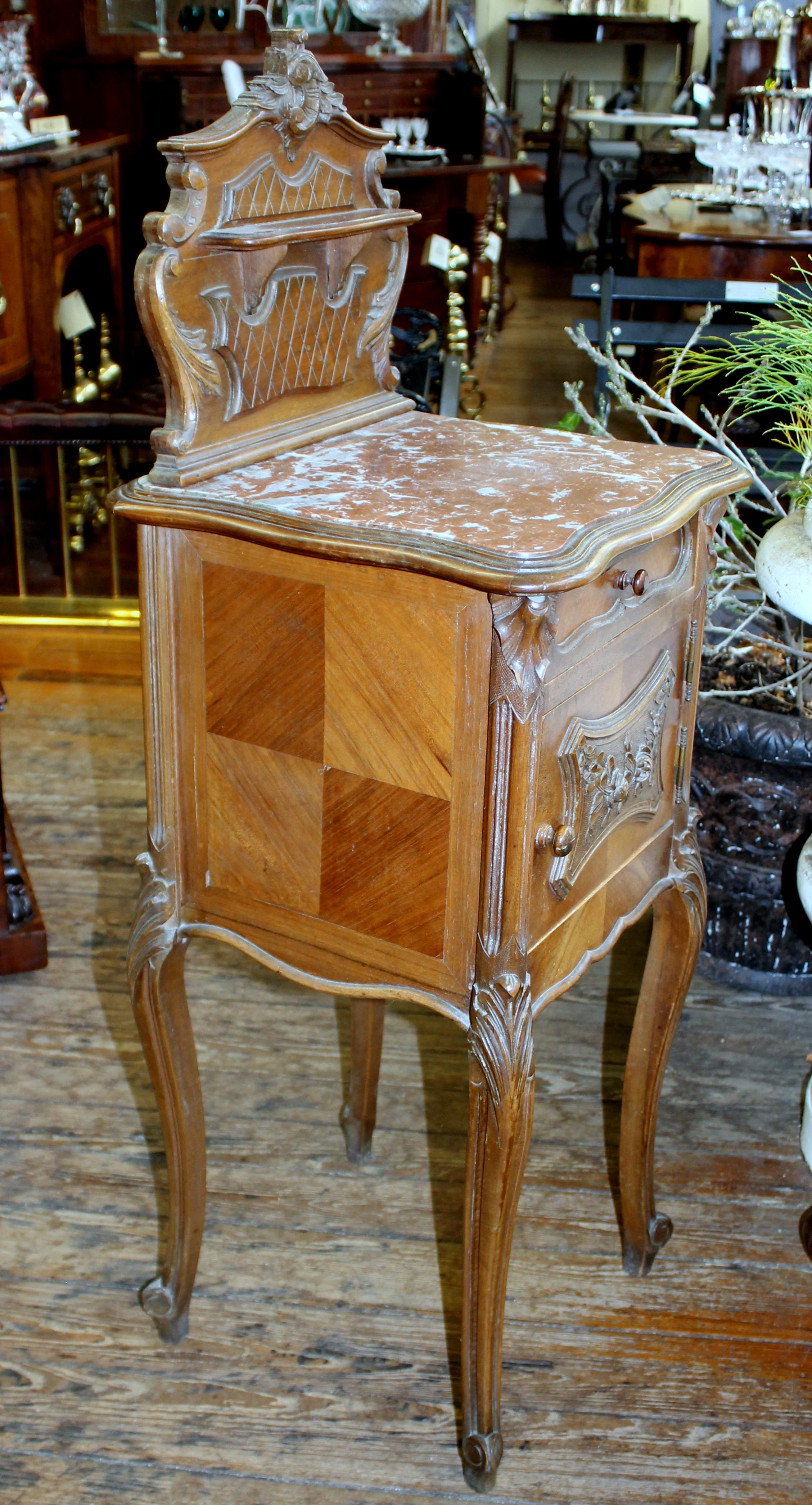 Ancienne table de chevet française en noyer sculpté à la main de style Louis XV avec plateau en marbre en vente 1