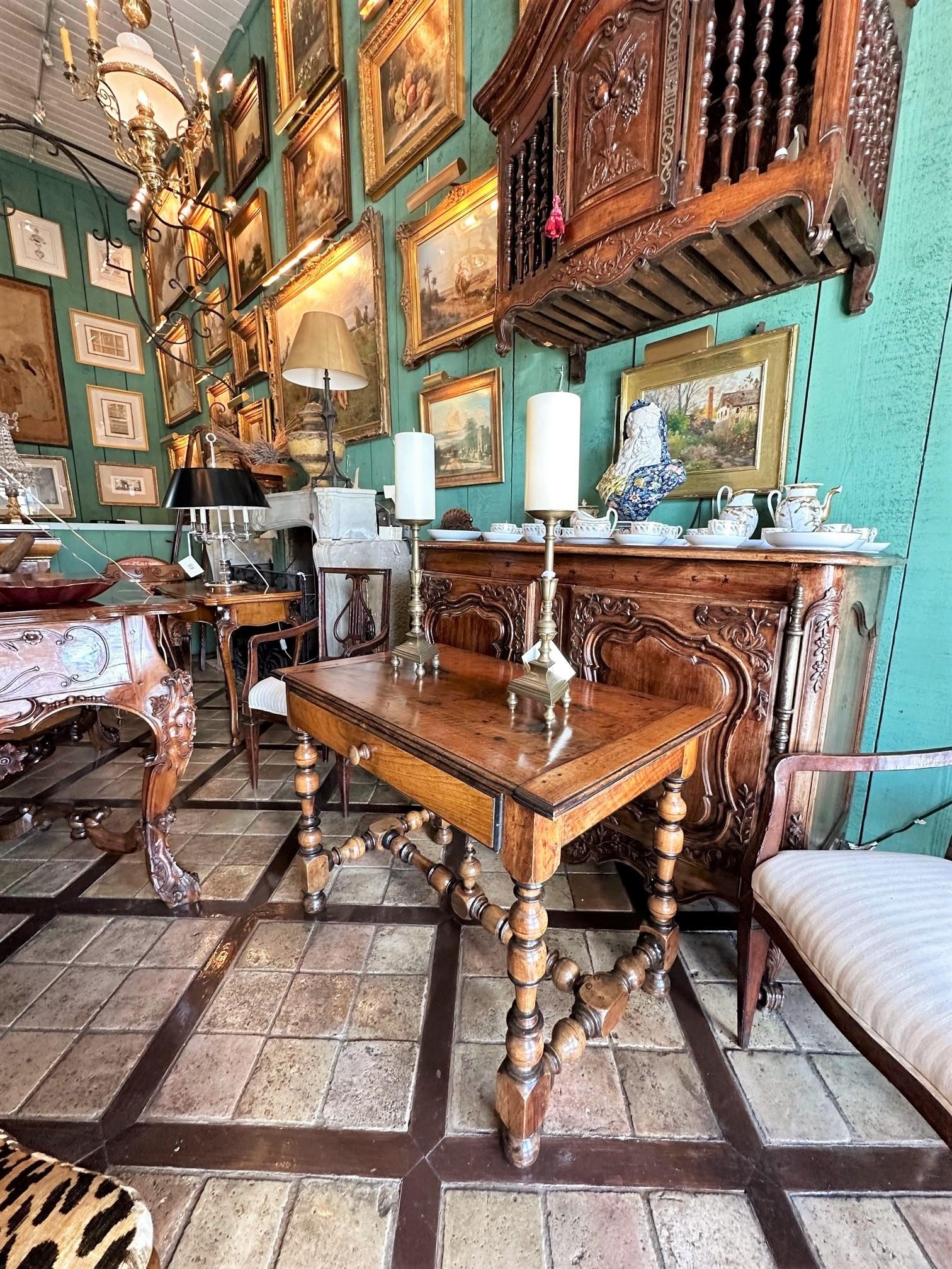 Antiguo Escritorio Francés de Madera Tallada a Mano / Centro / Mesa Auxiliar Granja Rústica . Mesa escritorio de nogal provenzal francés del siglo XVIII el nogal le da mucho Encanto y calidez . Puede ser perfecta como mesa auxiliar entre dos sillas