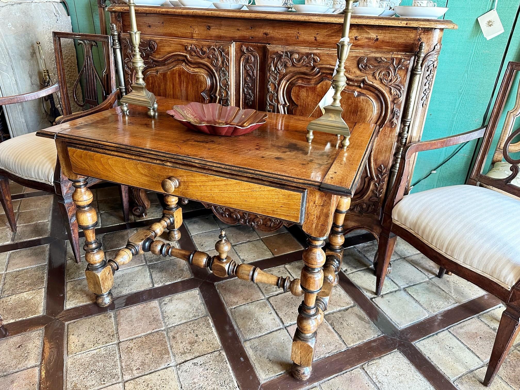 Antiguo Escritorio Francés de Madera Tallada a Mano / Centro / Mesa Auxiliar Granja Rústica en Bueno estado para la venta en West Hollywood, CA