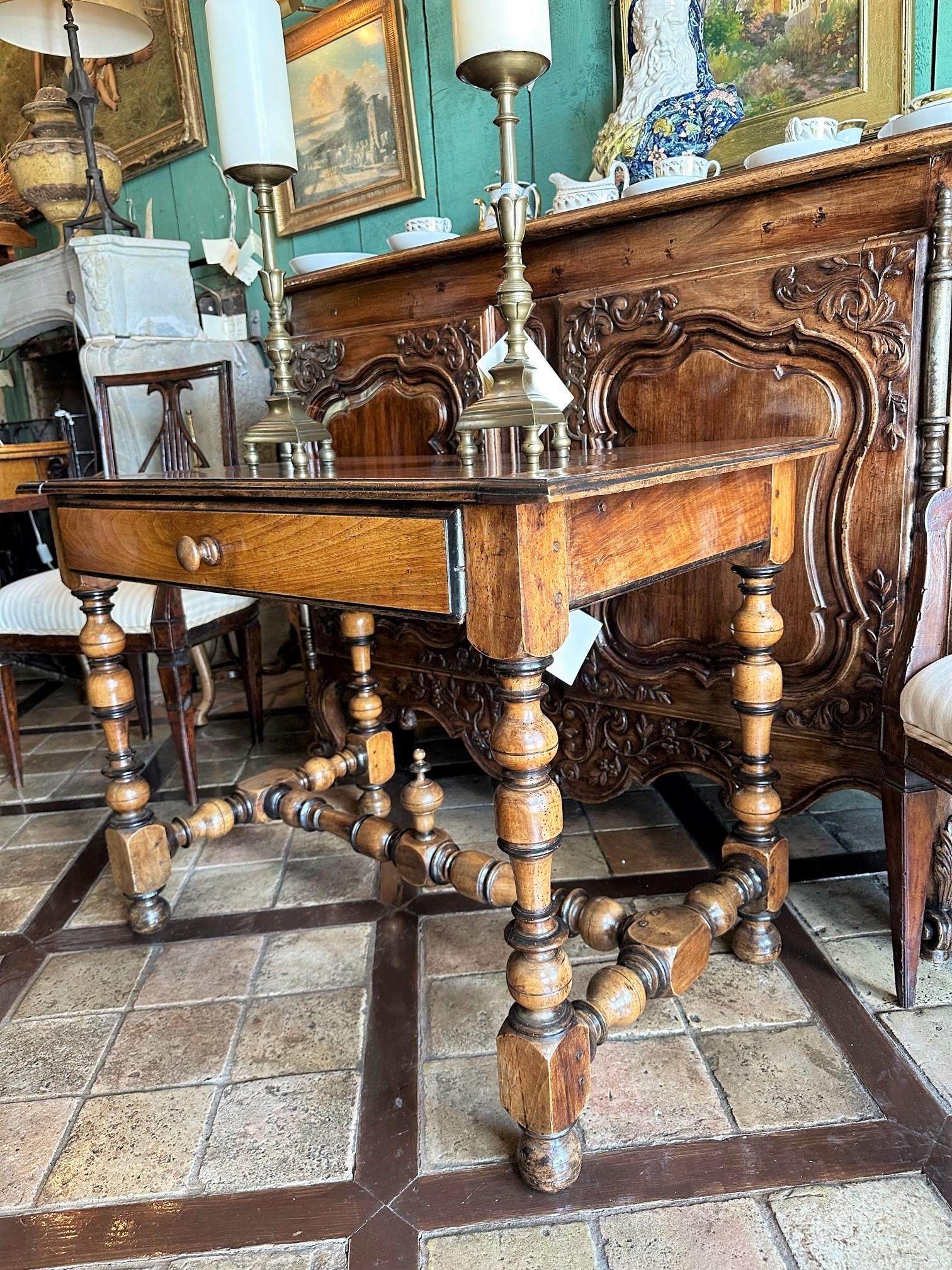 Antiguo Escritorio Francés de Madera Tallada a Mano / Centro / Mesa Auxiliar Granja Rústica en venta 1