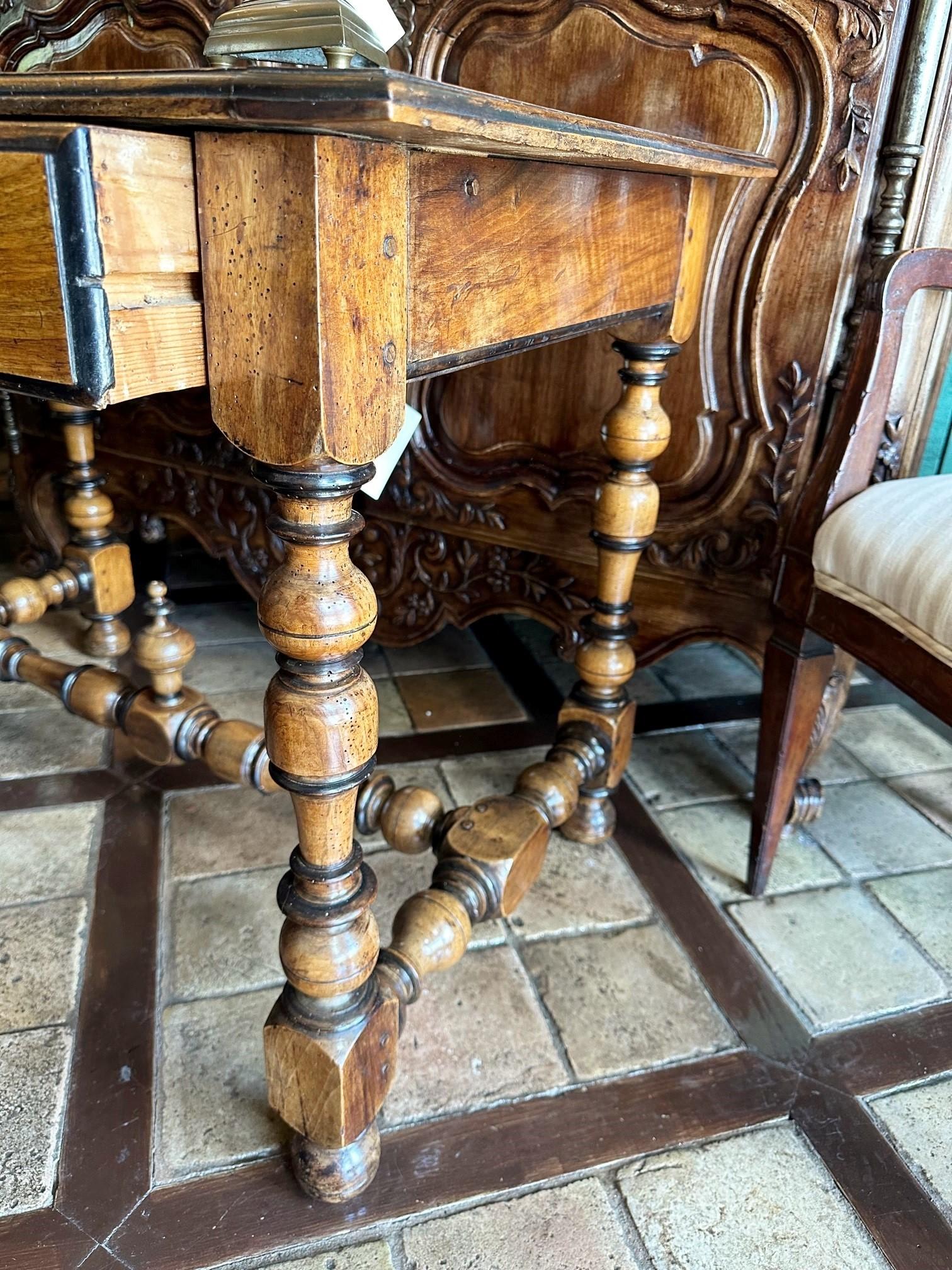 Antiguo Escritorio Francés de Madera Tallada a Mano / Centro / Mesa Auxiliar Granja Rústica en venta 3