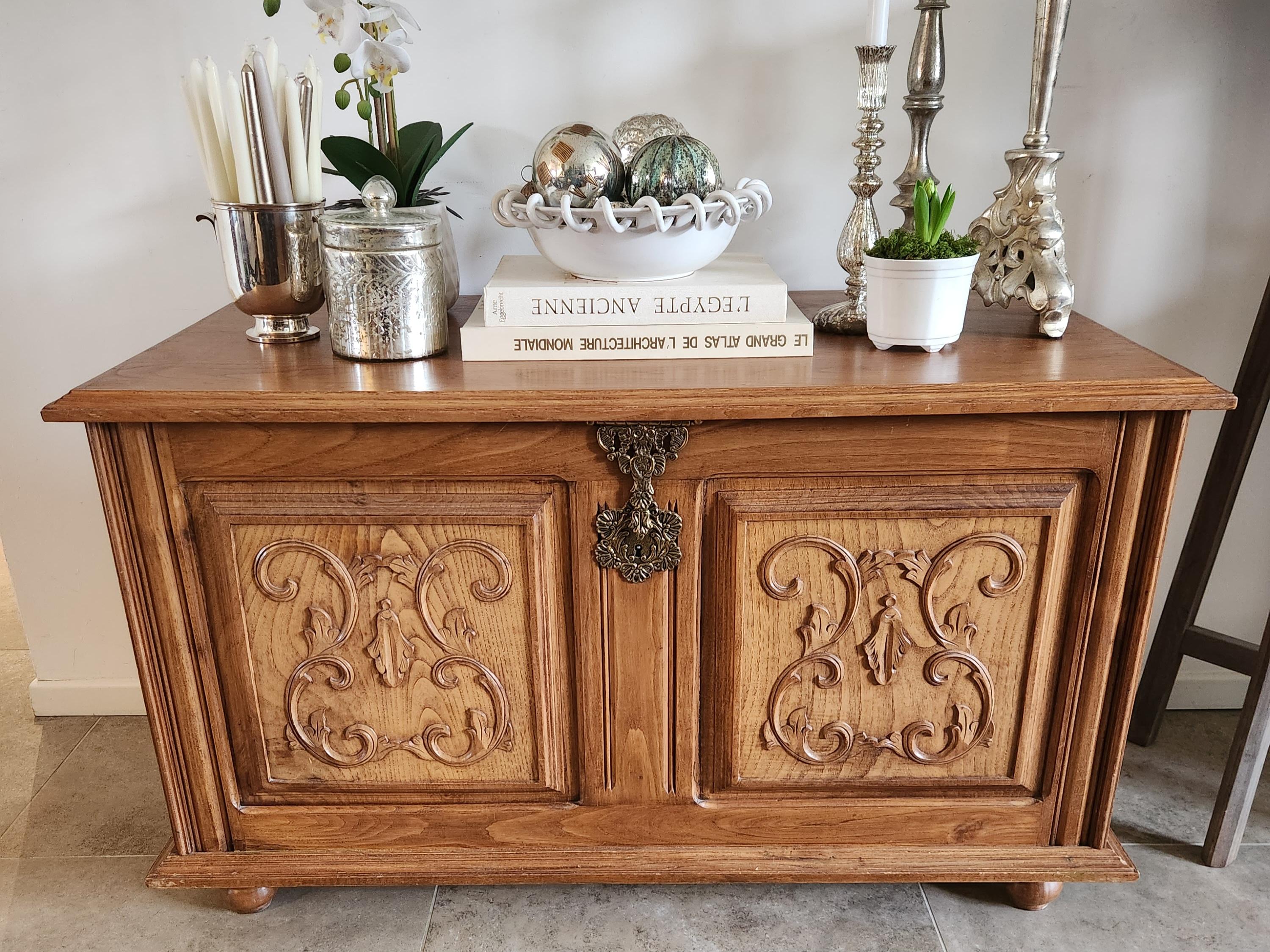 Coffre ancien en bois sculpté sur trois faces monté sur quatre pieds ronds, fermoir en bronze doré.
Grande capacité de stockage.
Les photos et la vidéo décrivent avec précision le bon état de la pièce, quelques signes d'usure cohérents avec l'âge et
