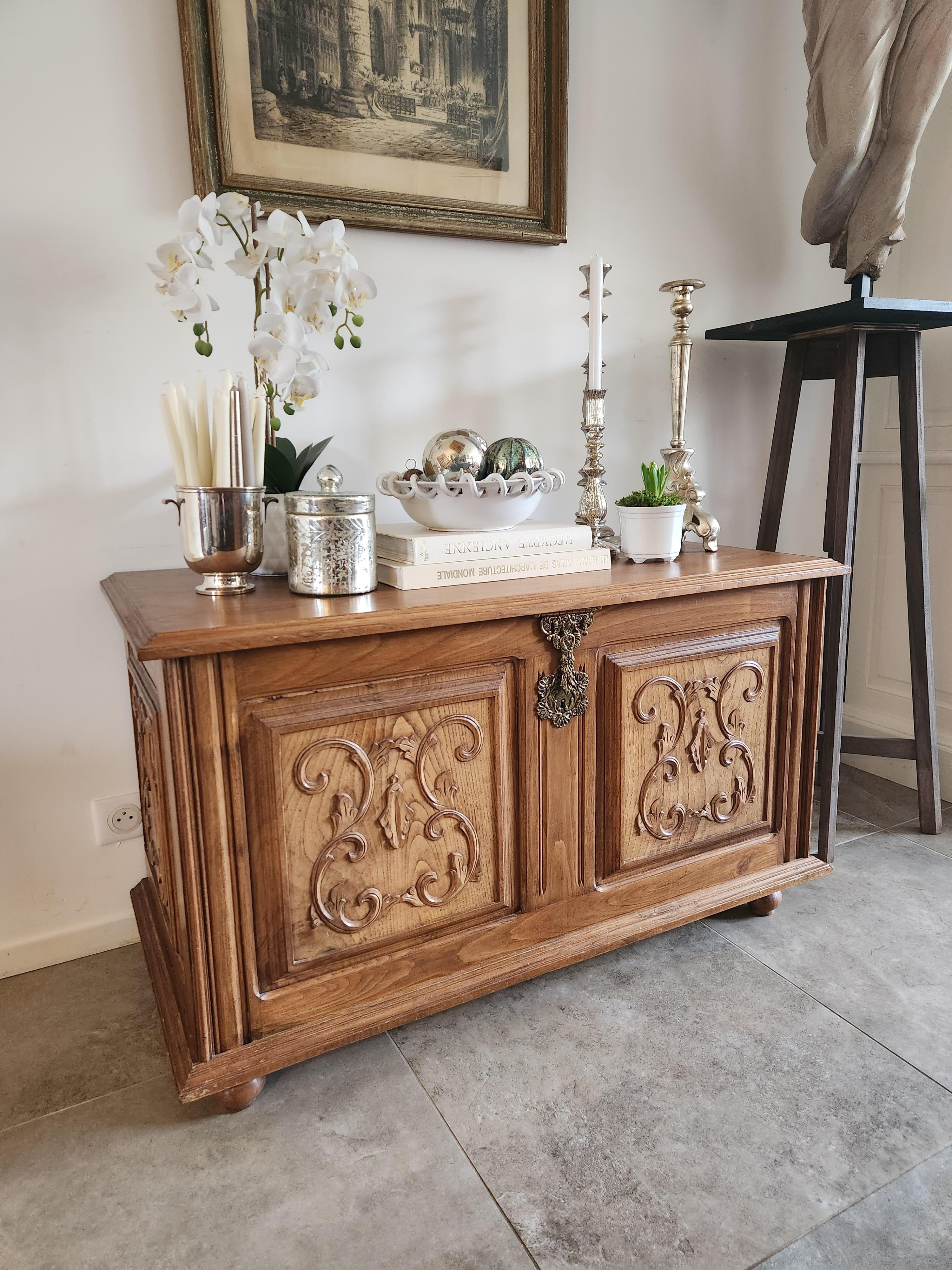 Français Coffre ancien en bois sculpté à la main, de style français en vente