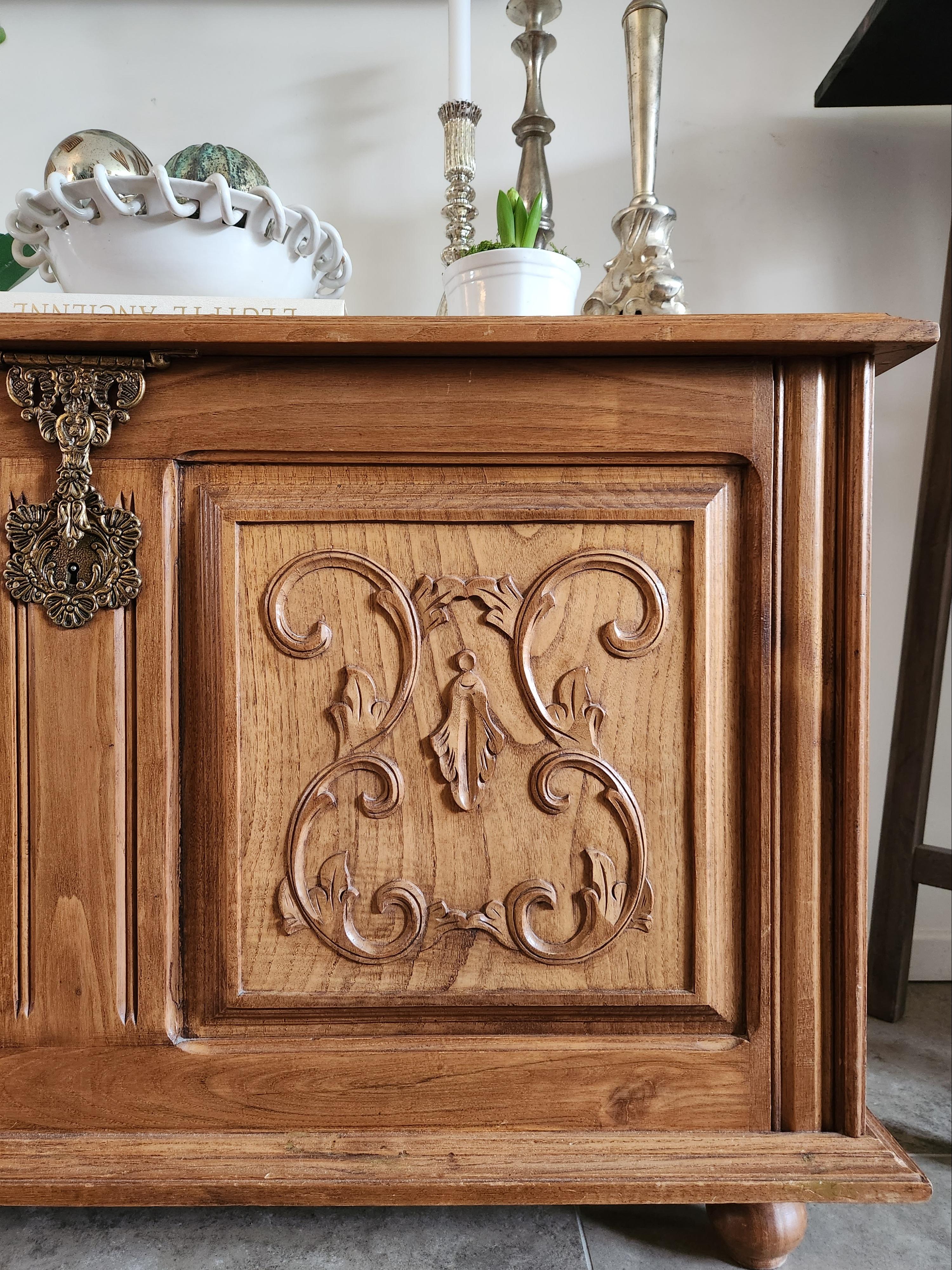 Coffre ancien en bois sculpté à la main, de style français Bon état - En vente à Senonches, Centre-Val de Loire