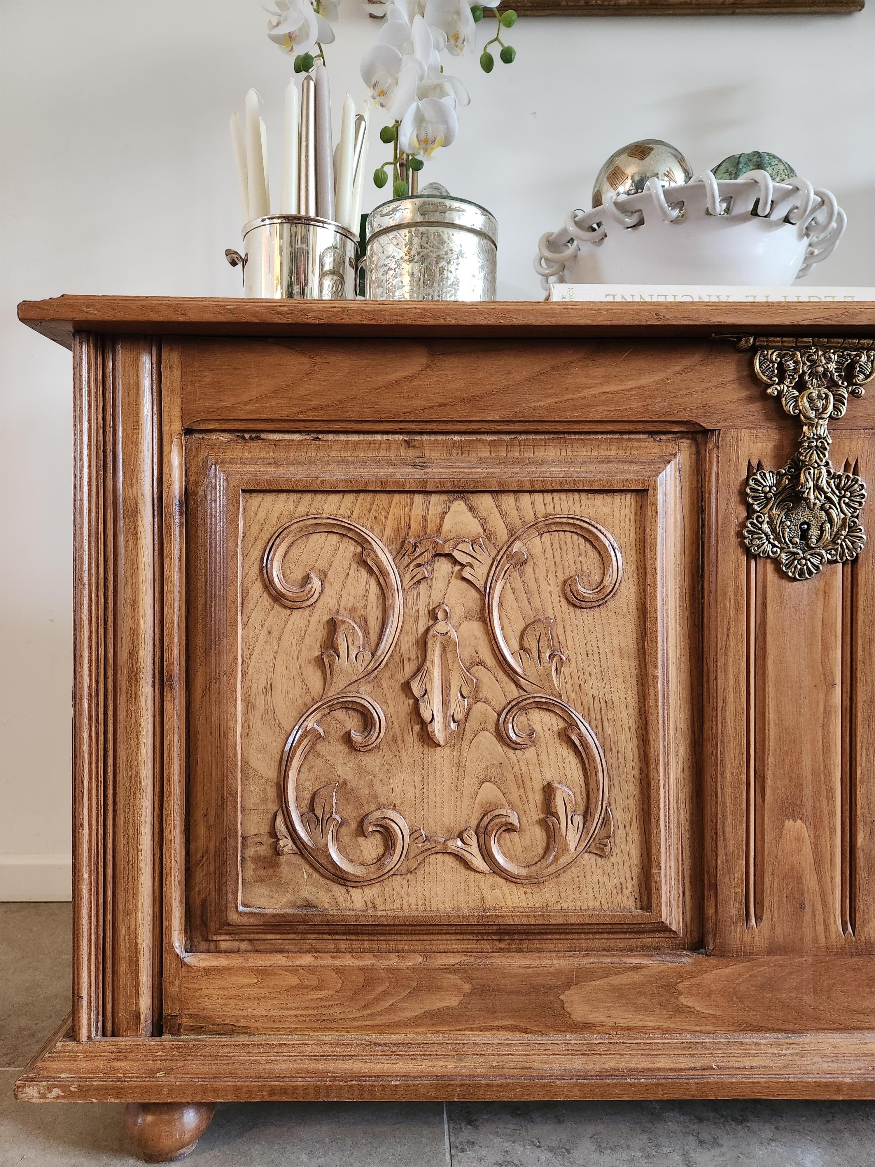 Fin du XIXe siècle Coffre ancien en bois sculpté à la main, de style français en vente