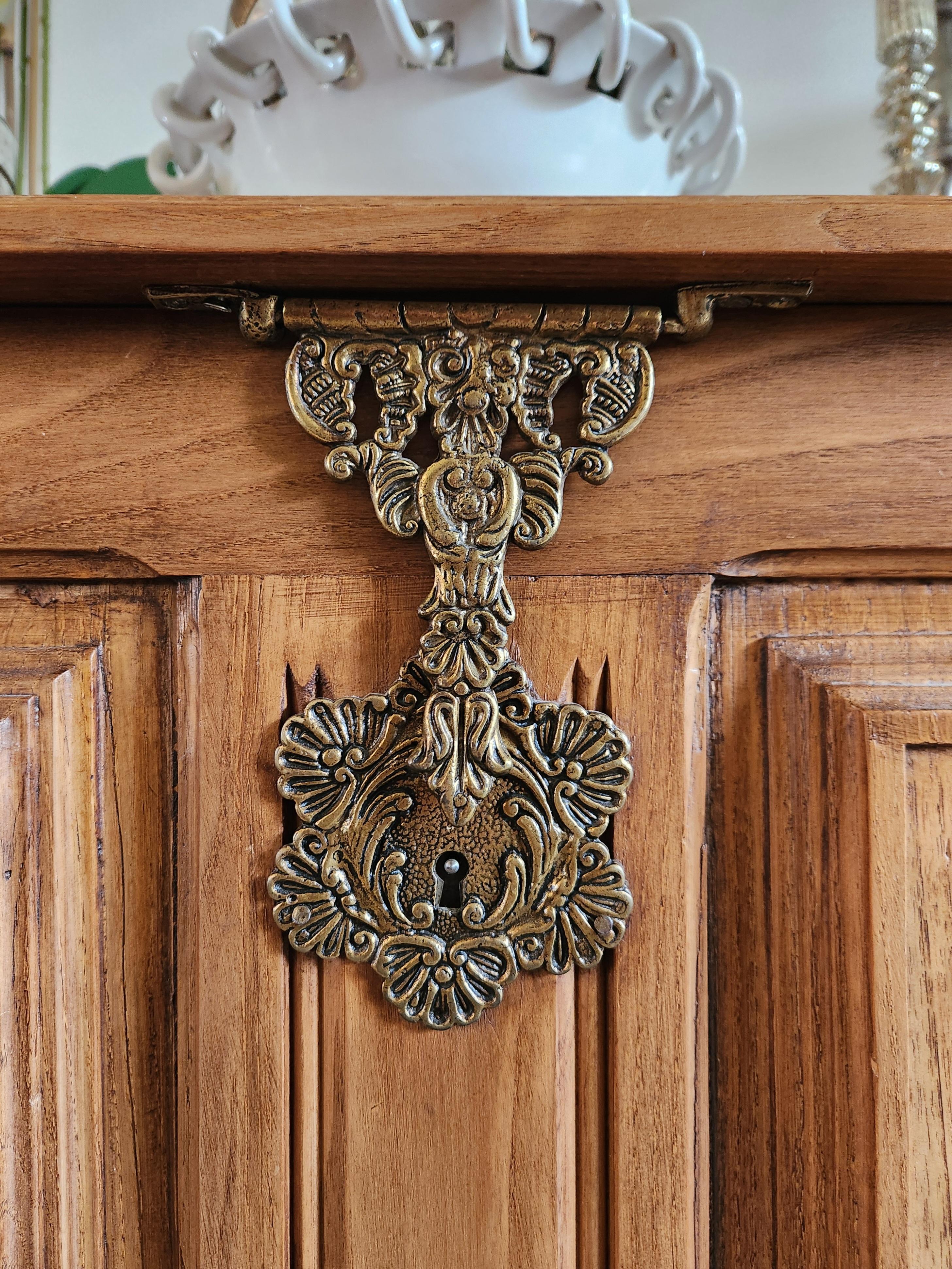 Chêne Coffre ancien en bois sculpté à la main, de style français en vente