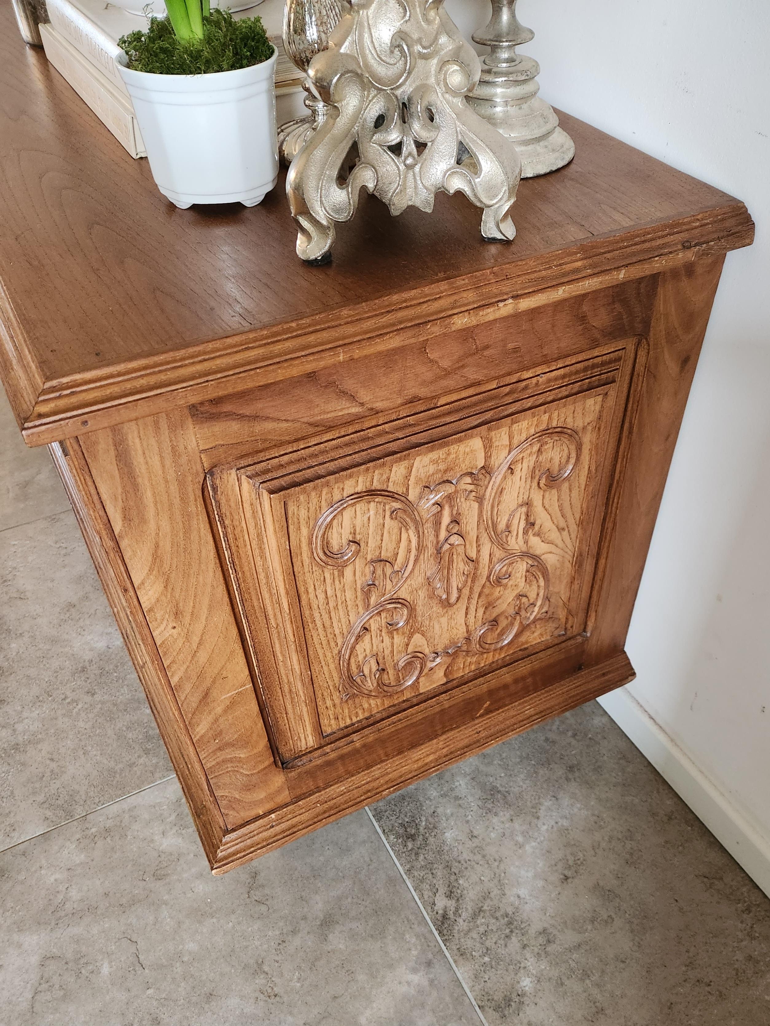Coffre ancien en bois sculpté à la main, de style français en vente 1