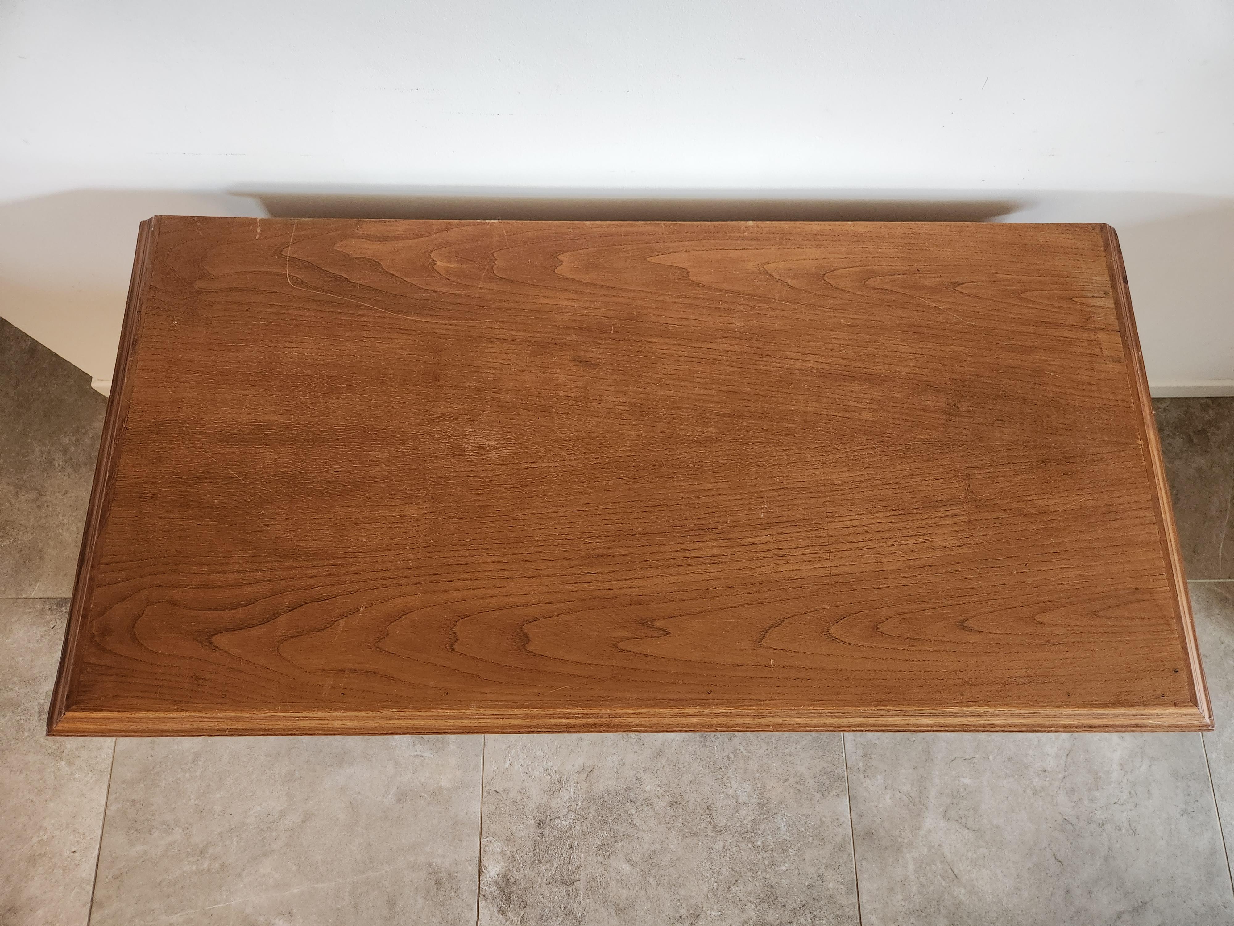 Coffre ancien en bois sculpté à la main, de style français en vente 2