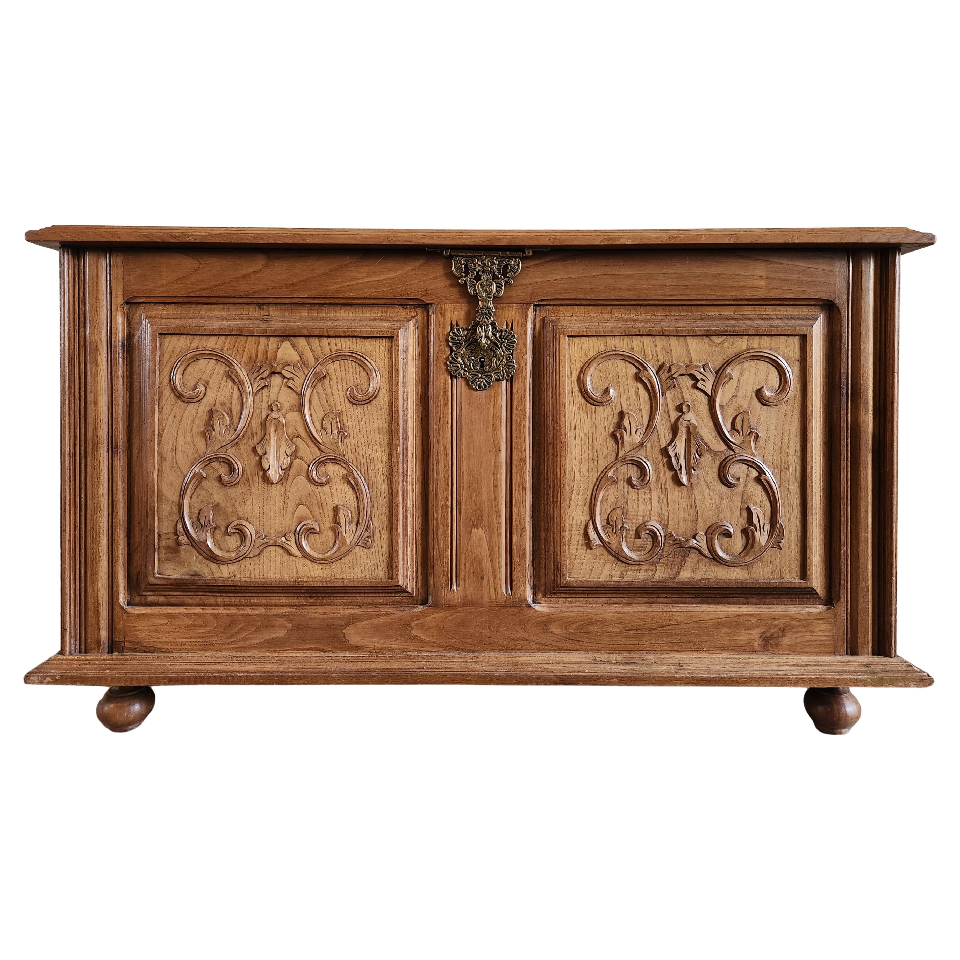 Coffre ancien en bois sculpté à la main, de style français en vente