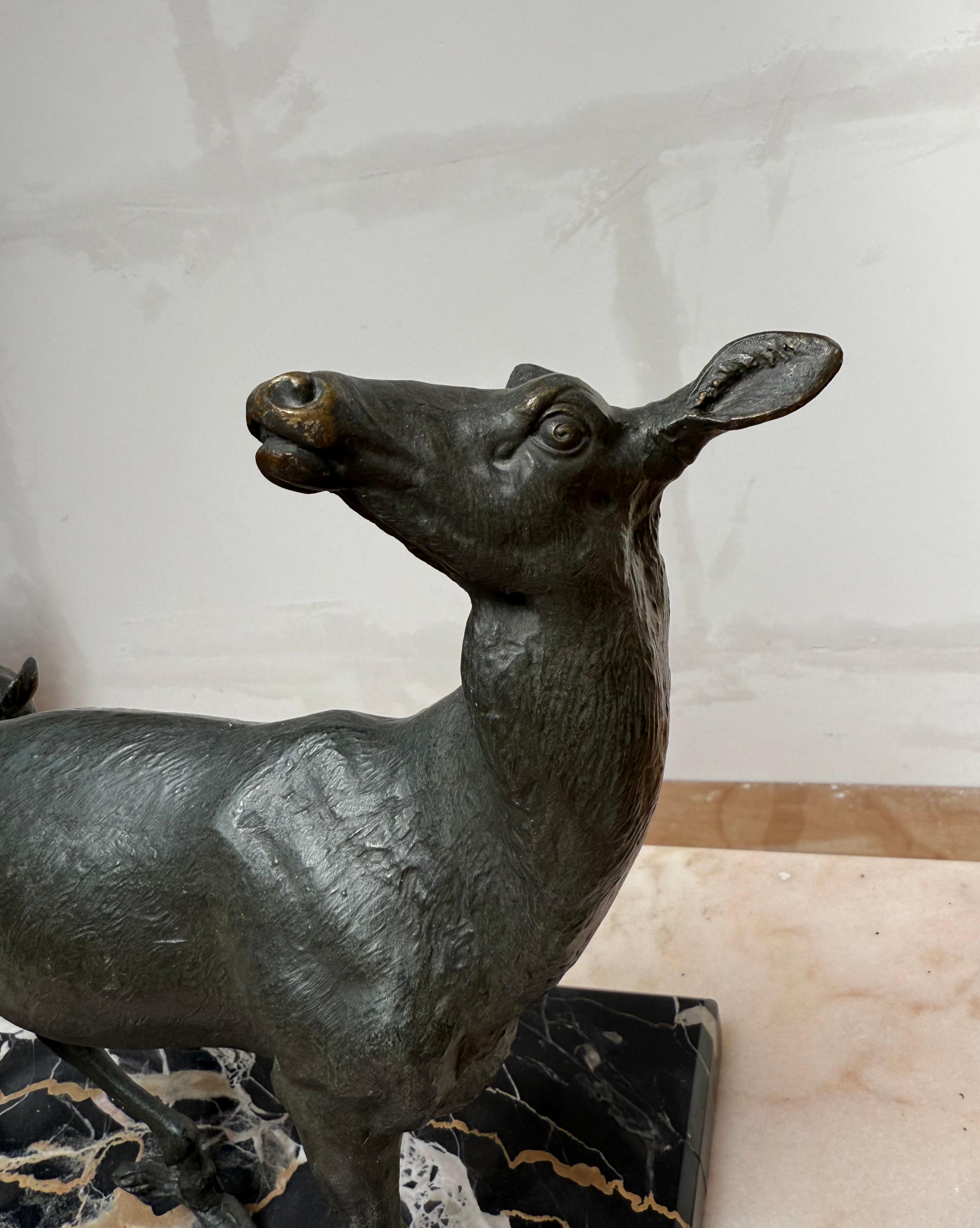 Antique French Gruppo cervo e cervo in metallo bronzato lavorato a mano, base in marmo, Masson in vendita 3