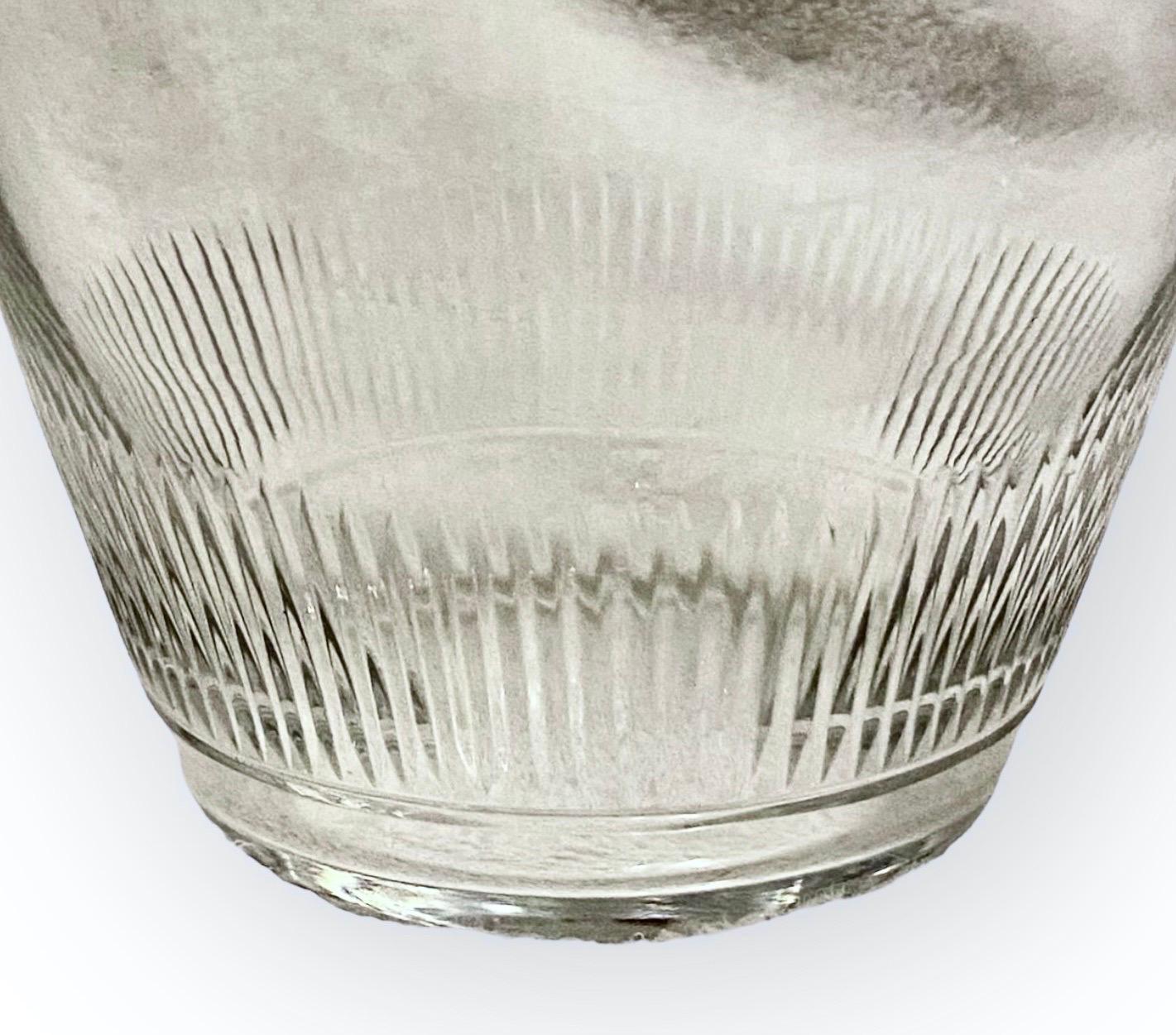 Ancienne carafe en verre taillé à la main et ses quatre verres en vente 2