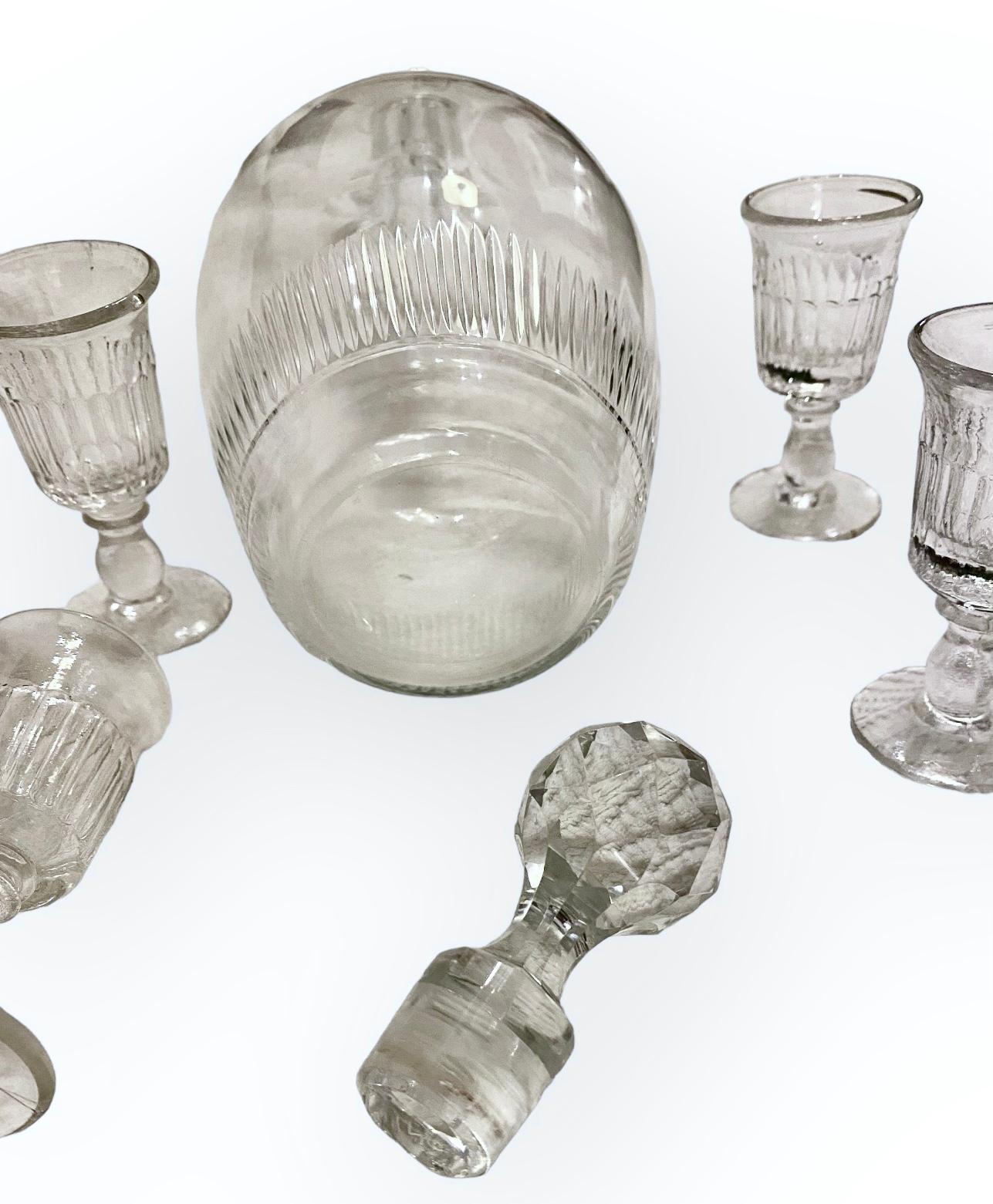 Antiker französischer Dekanter aus handgeschliffenem Glas mit vier Gläsern im Angebot 3
