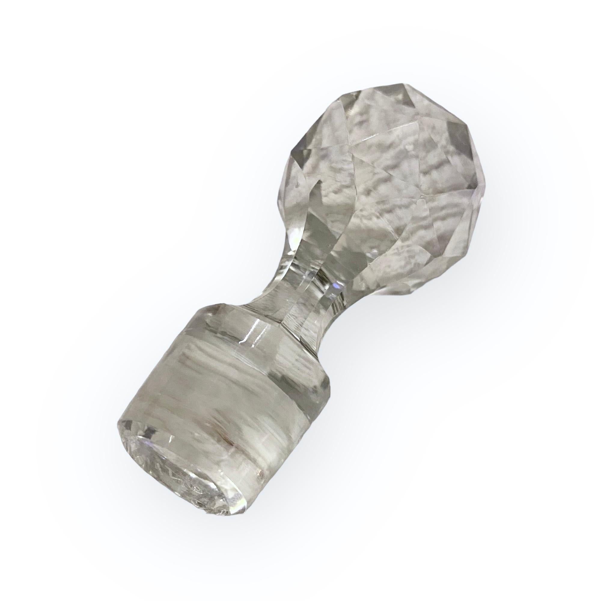 Ancienne carafe en verre taillé à la main et ses quatre verres en vente 5