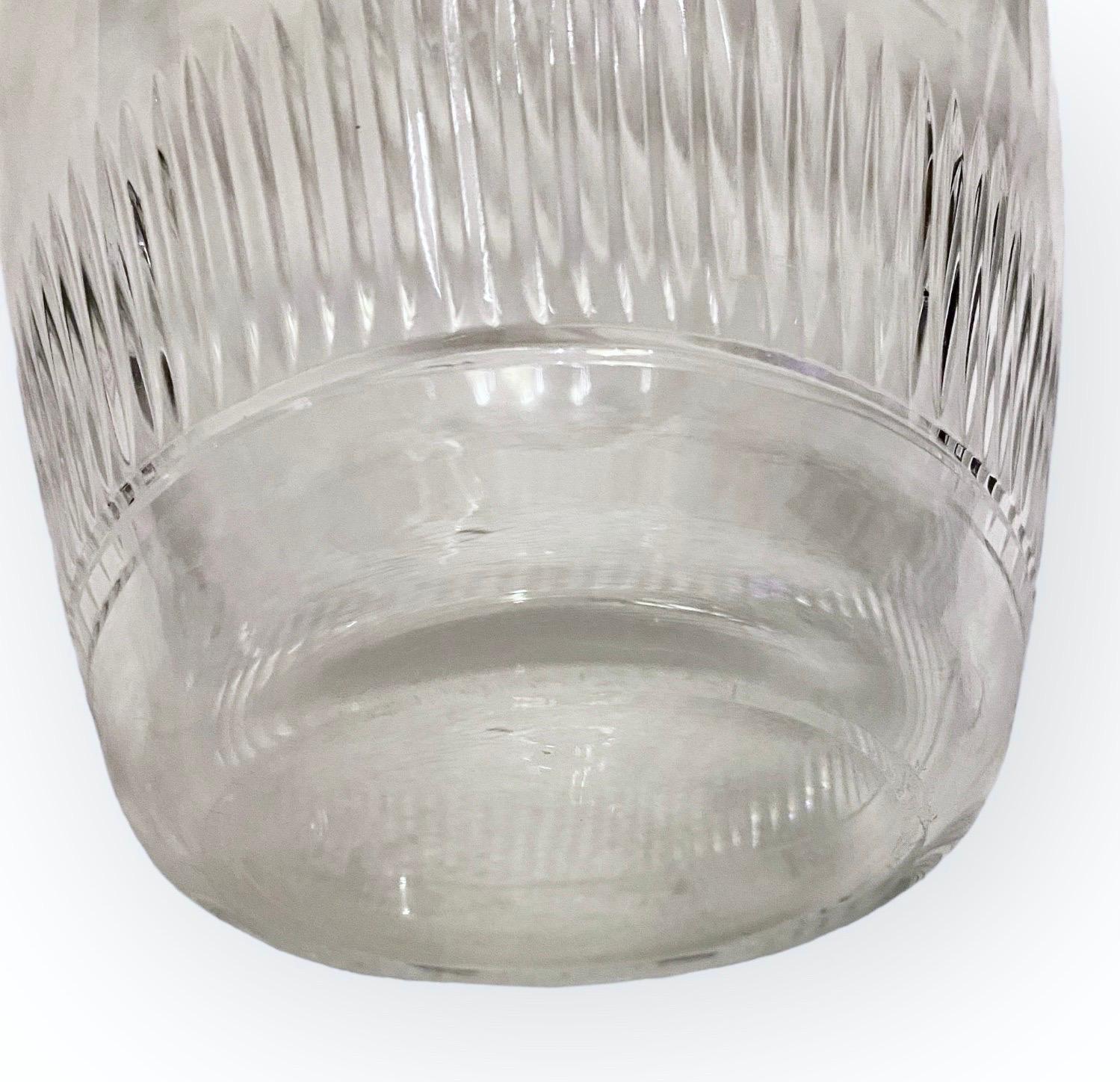 Une ancienne carafe française en verre finement taillé à la main avec un bouchon facetté à la main, ainsi que quatre verres à liqueur moulés provenant d'un bistro français d'avant-guerre (à l'époque 