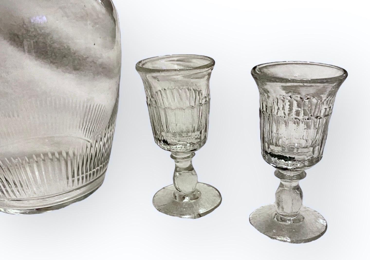 Antiker französischer Dekanter aus handgeschliffenem Glas mit vier Gläsern (Handgefertigt) im Angebot