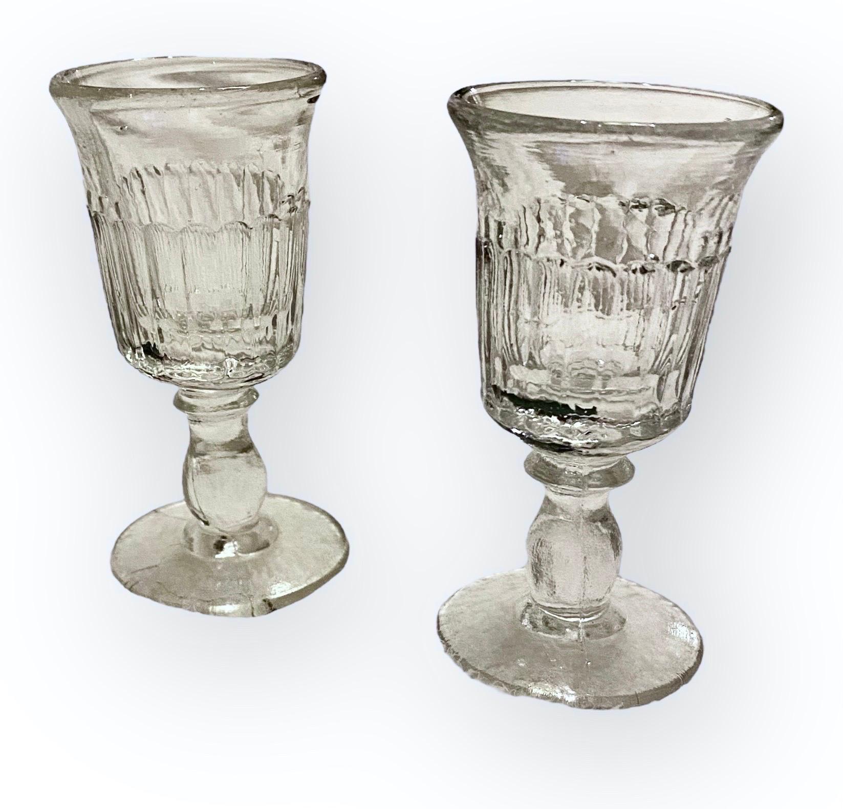 Antiker französischer Dekanter aus handgeschliffenem Glas mit vier Gläsern (Frühes 20. Jahrhundert) im Angebot
