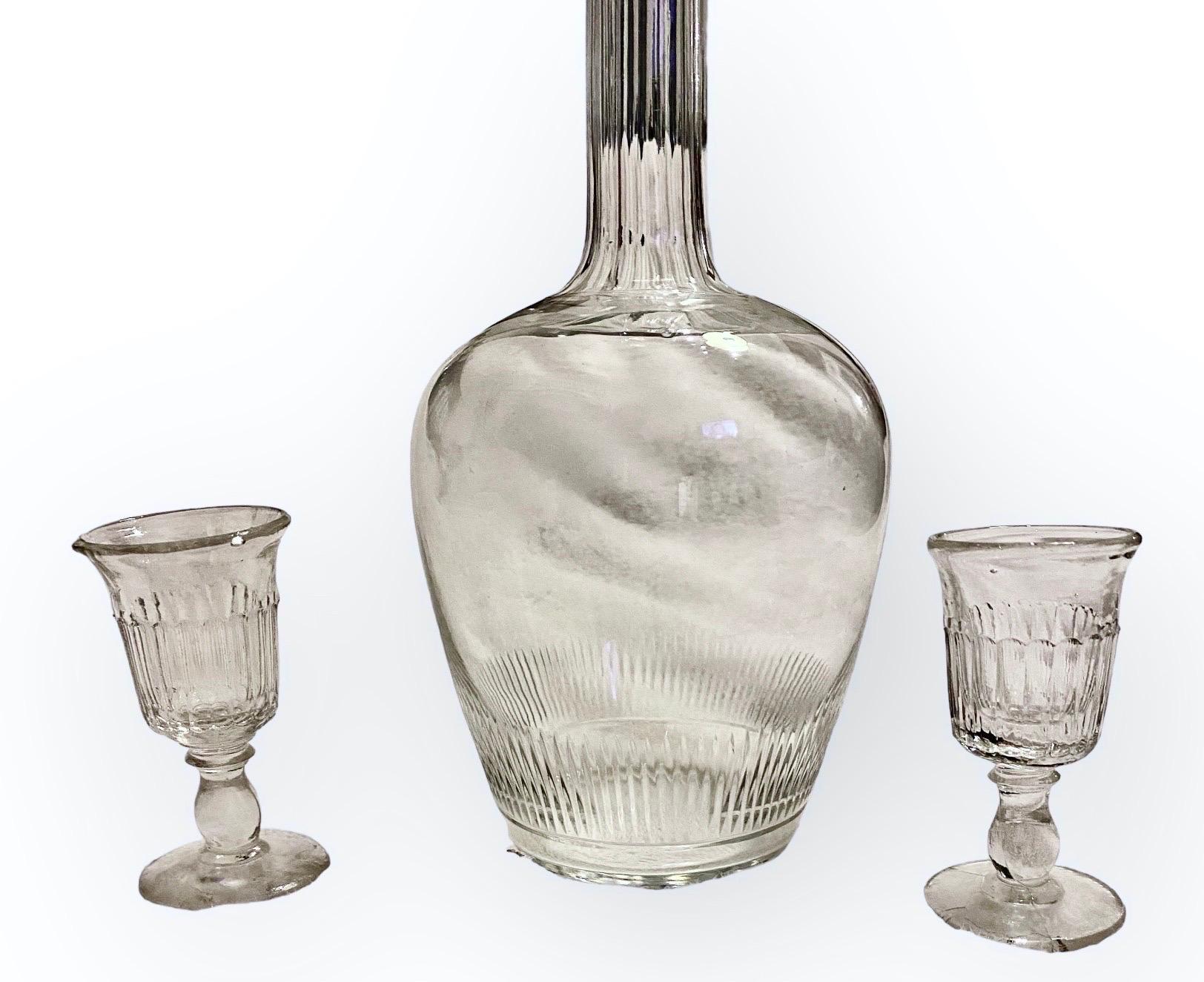 Antiker französischer Dekanter aus handgeschliffenem Glas mit vier Gläsern (Geblasenes Glas) im Angebot