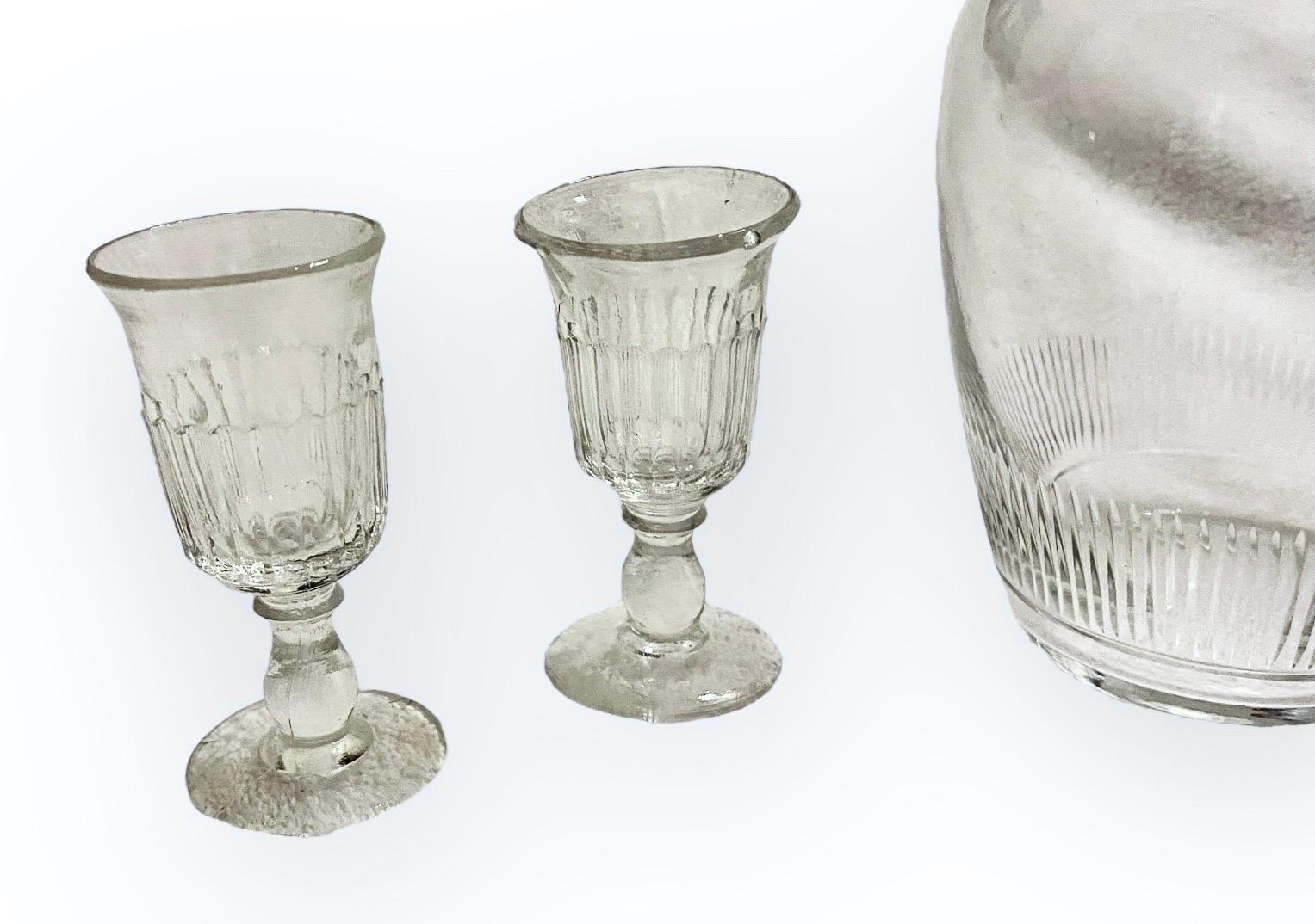 Ancienne carafe en verre taillé à la main et ses quatre verres en vente 1
