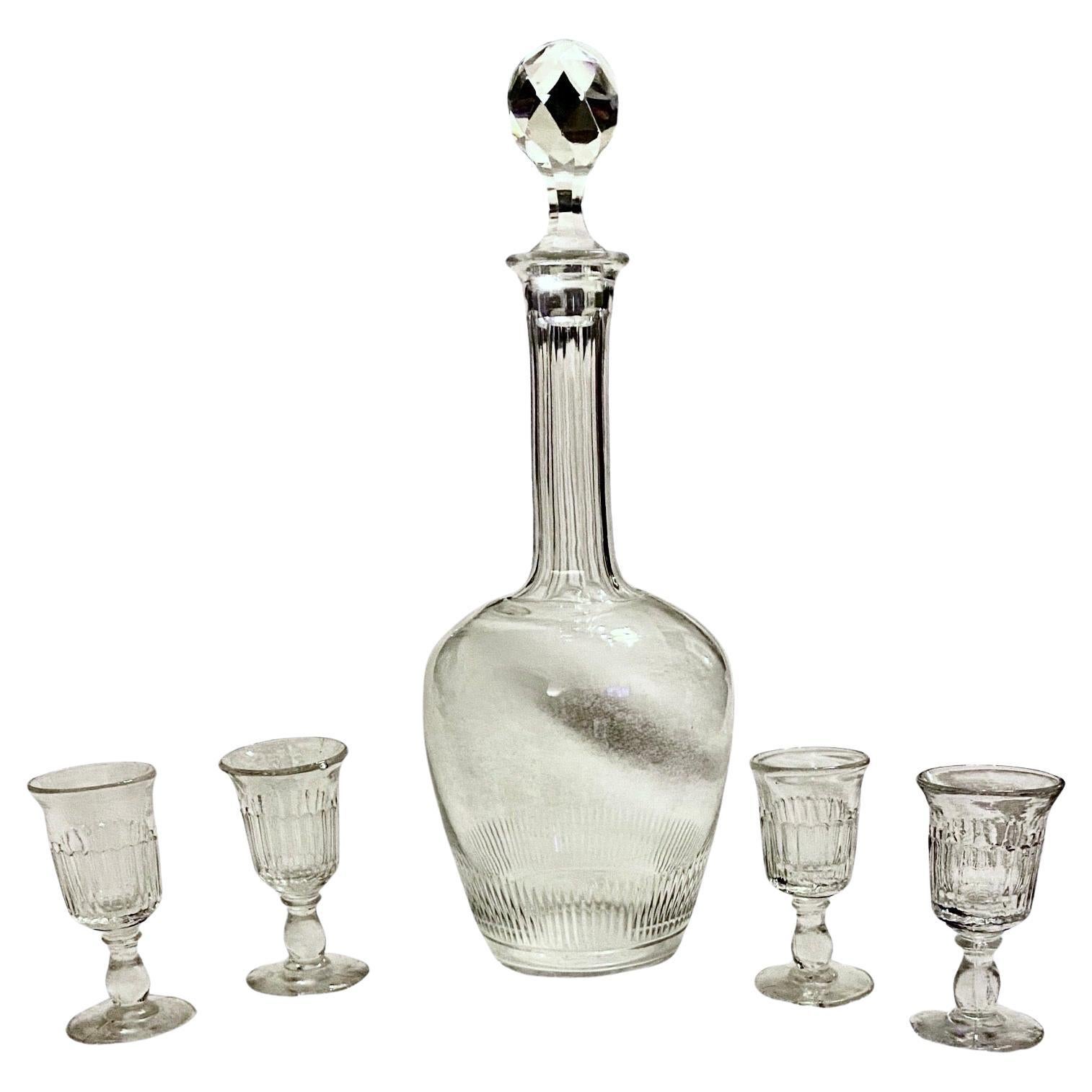 Antiker französischer Dekanter aus handgeschliffenem Glas mit vier Gläsern