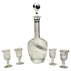 Ancienne carafe en verre taillé à la main et ses quatre verres