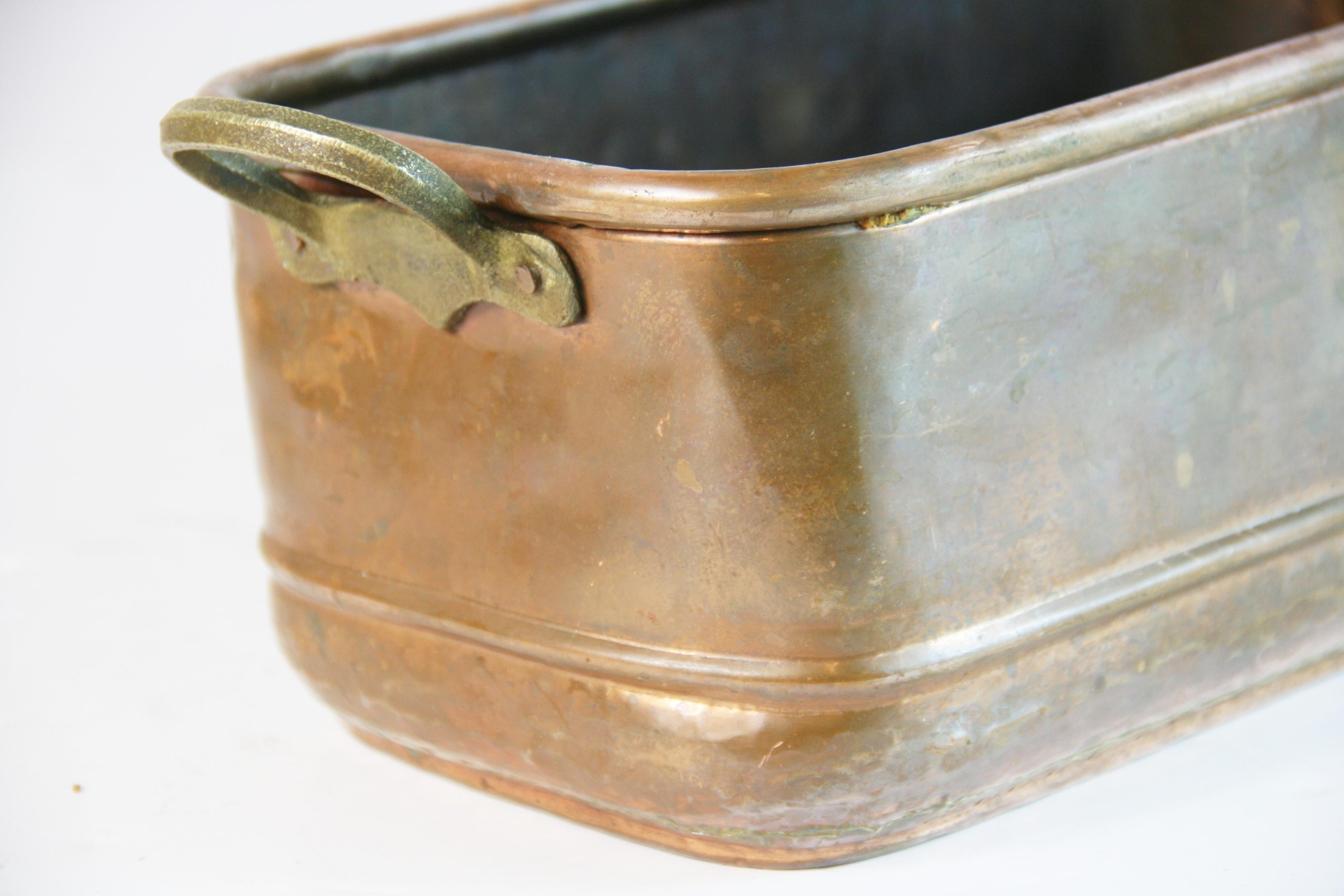 Antique French  Cobre y latón martillados a mano  Jardinera en Bueno estado para la venta en Douglas Manor, NY