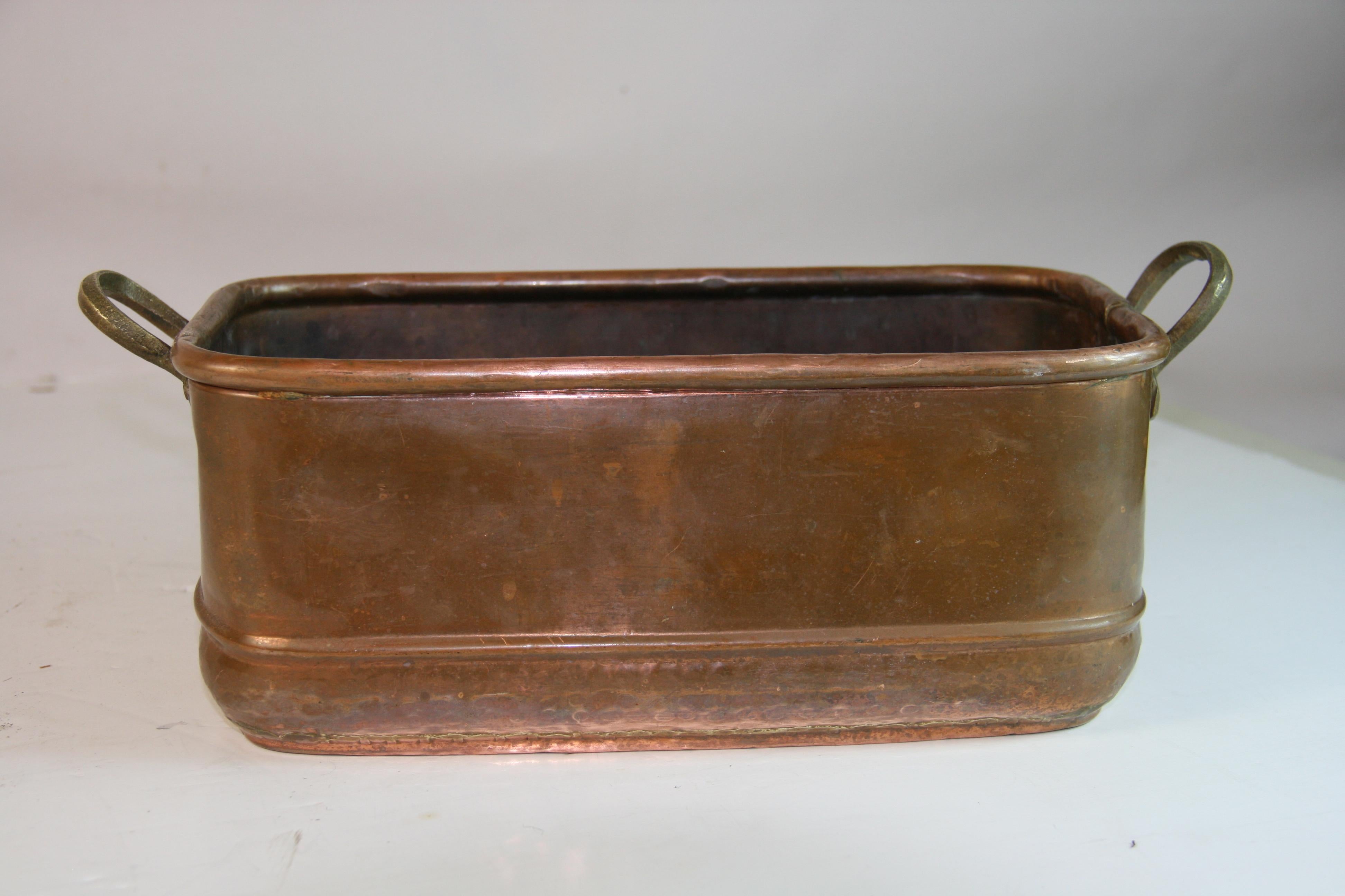 Antique French  Cobre y latón martillados a mano  Jardinera en venta 2