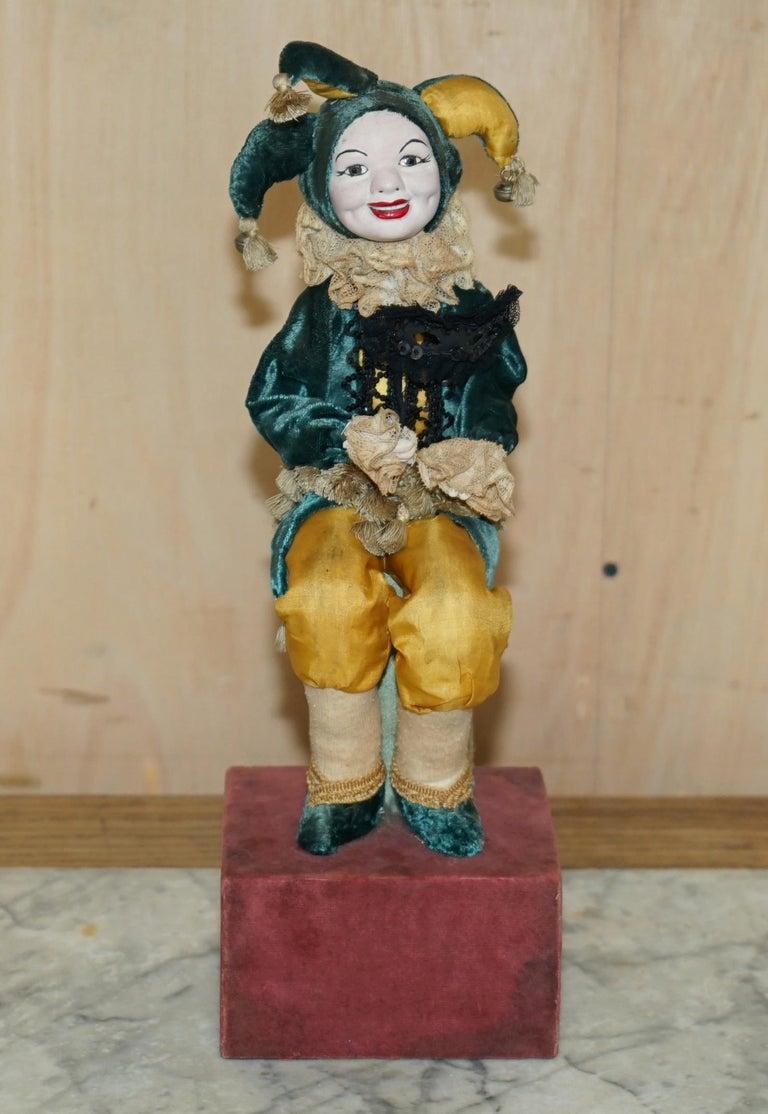 Royal House Antiques

Royal House Antiques freut sich, diesen französischen musikalischen und beweglichen Automatenclown zum Verkauf anzubieten.

Ein sehr gut aussehendes und gut gemachtes Stück, die Hand bewegt sich, um die Maske aufzusetzen und es
