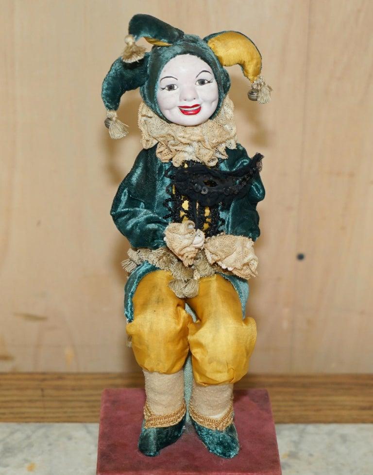 ANTIQUE FRENCH HAND MADE MUSiCAL AUTOMATON JESTER CLOWN THAT PLAYS MUSIC & MOVES (Sonstiges) im Angebot