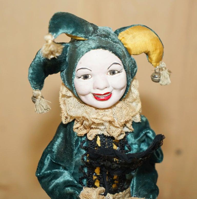 ANTIQUE FRENCH HAND MADE MUSiCAL AUTOMATON JESTER CLOWN THAT PLAYS MUSIC & MOVES (Französisch) im Angebot