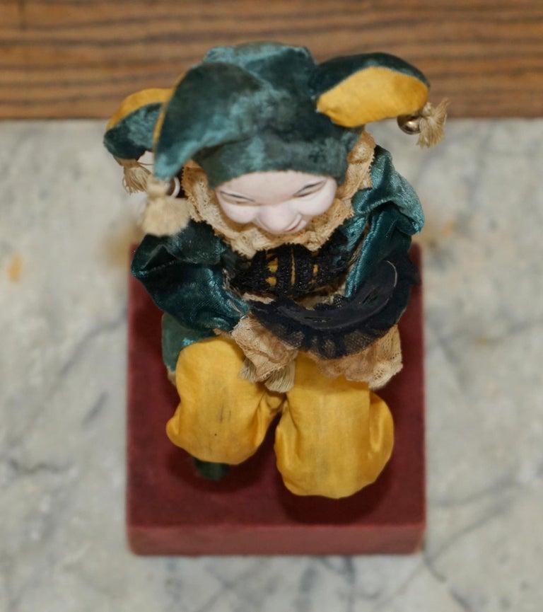 ANTIQUE FRENCH HAND MADE MUSiCAL AUTOMATON JESTER CLOWN THAT PLAYS MUSIC & MOVES im Zustand „Gut“ im Angebot in West Sussex, Pulborough