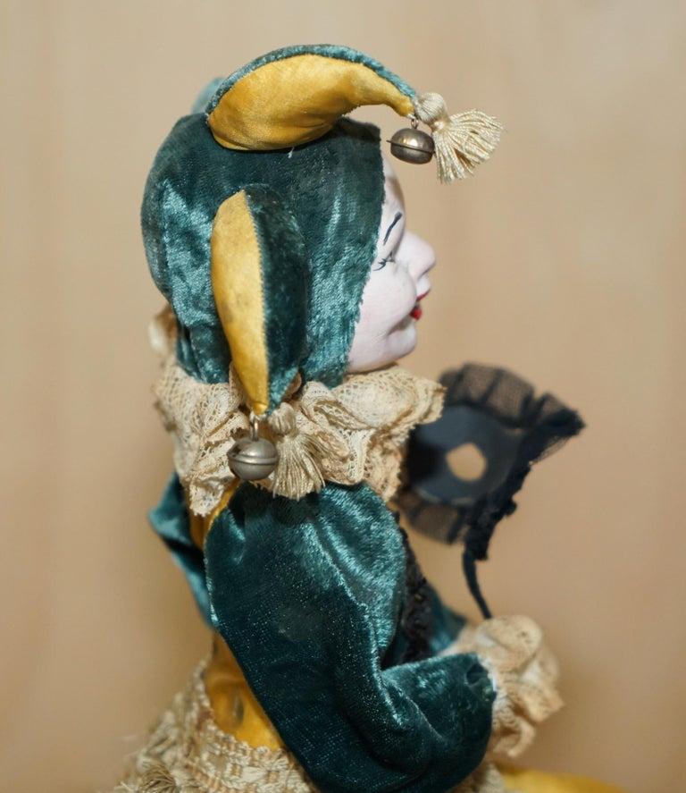 ANTIQUE FRENCH HAND MADE MUSiCAL AUTOMATON JESTER CLOWN THAT PLAYS MUSIC & MOVES (Stoff) im Angebot