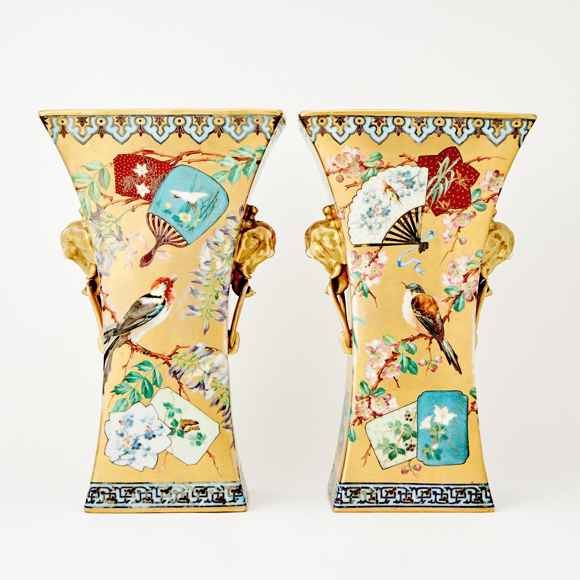 Cette paire exquise de vases français anciens combine l'artisanat européen et l'art d'inspiration japonaise, ce qui en fait un objet de décoration unique et intemporel. Chaque vase présente une forme frappante de cloche carrée, caractérisée par une