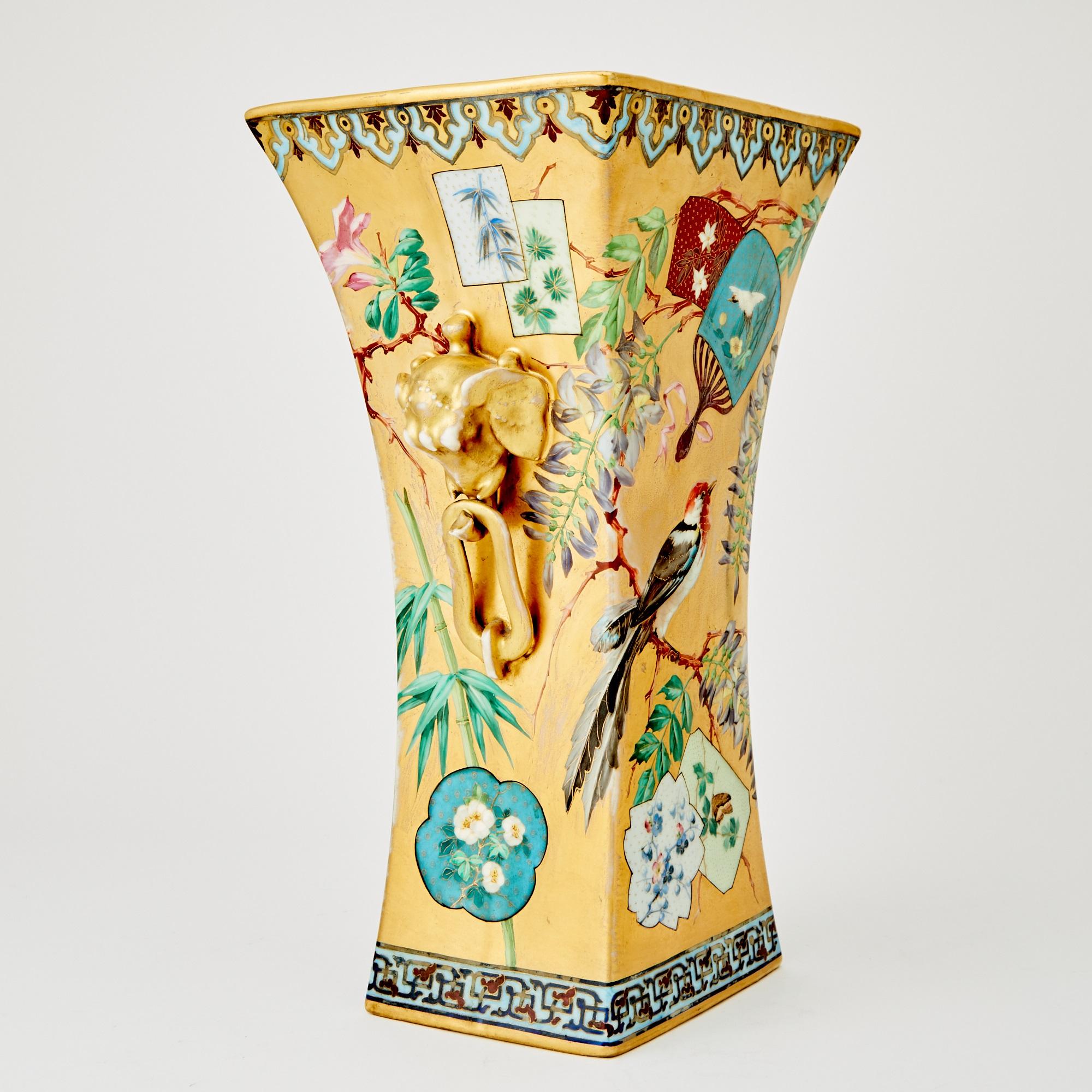 Français Vases décoratifs français anciens peints à la main au design d'inspiration japonaise en vente