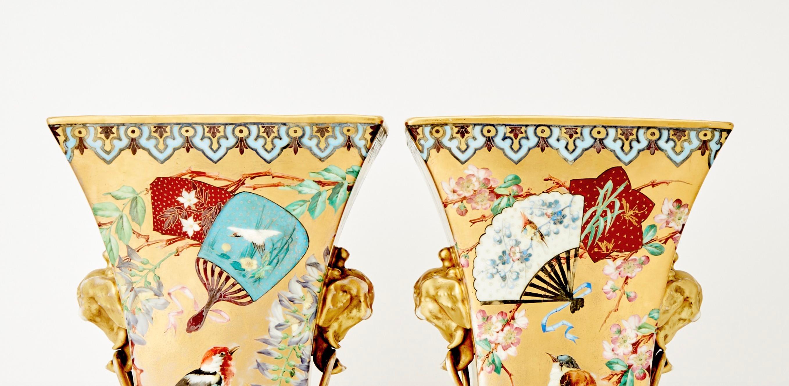 Doré Vases décoratifs français anciens peints à la main au design d'inspiration japonaise en vente