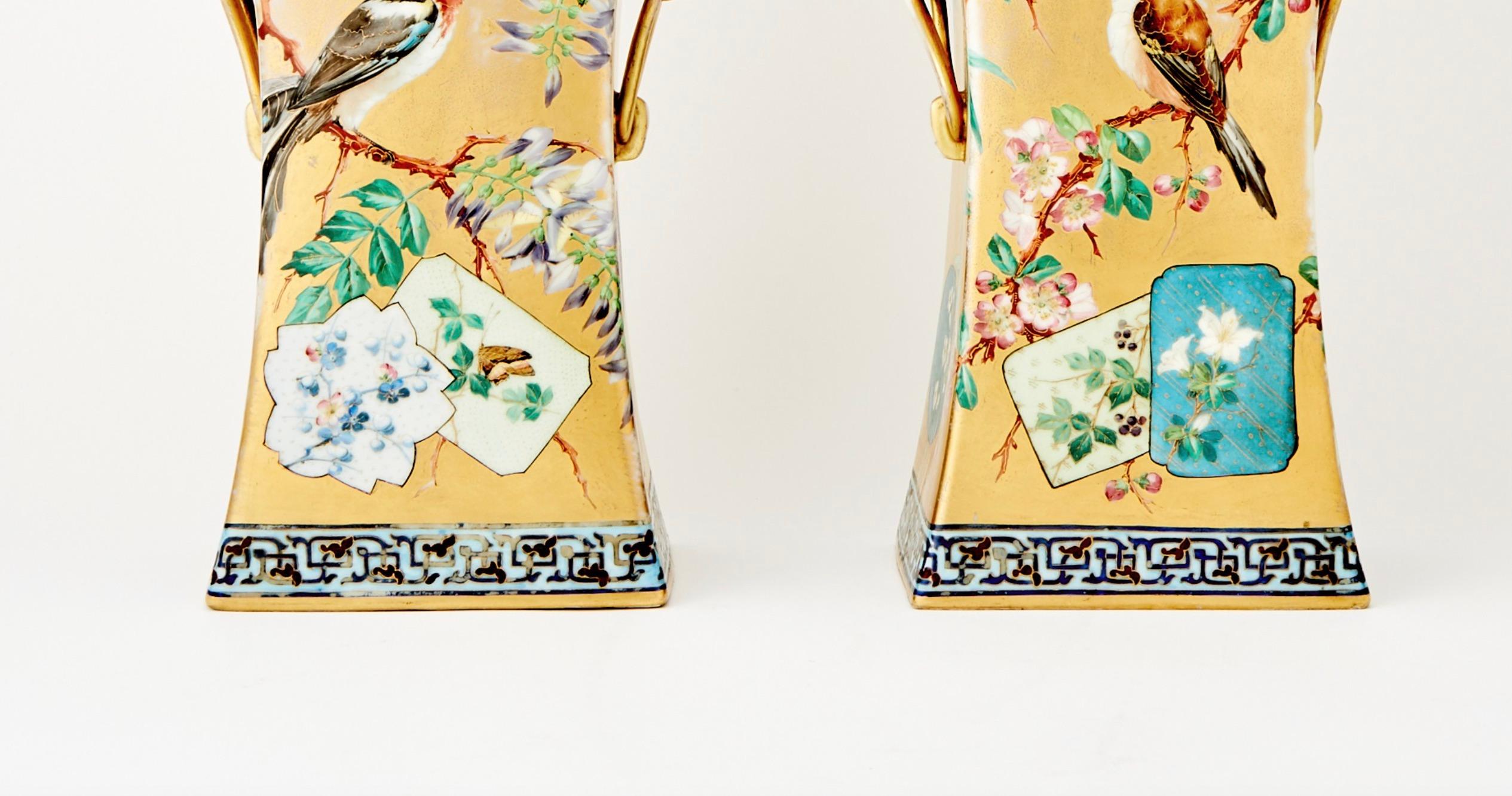 Or Vases décoratifs français anciens peints à la main au design d'inspiration japonaise en vente