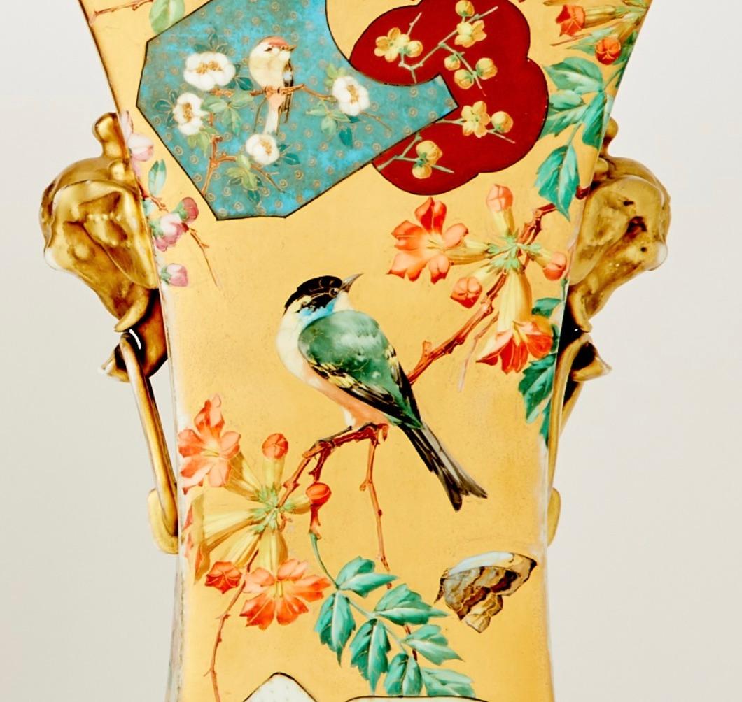 Vases décoratifs français anciens peints à la main au design d'inspiration japonaise en vente 1
