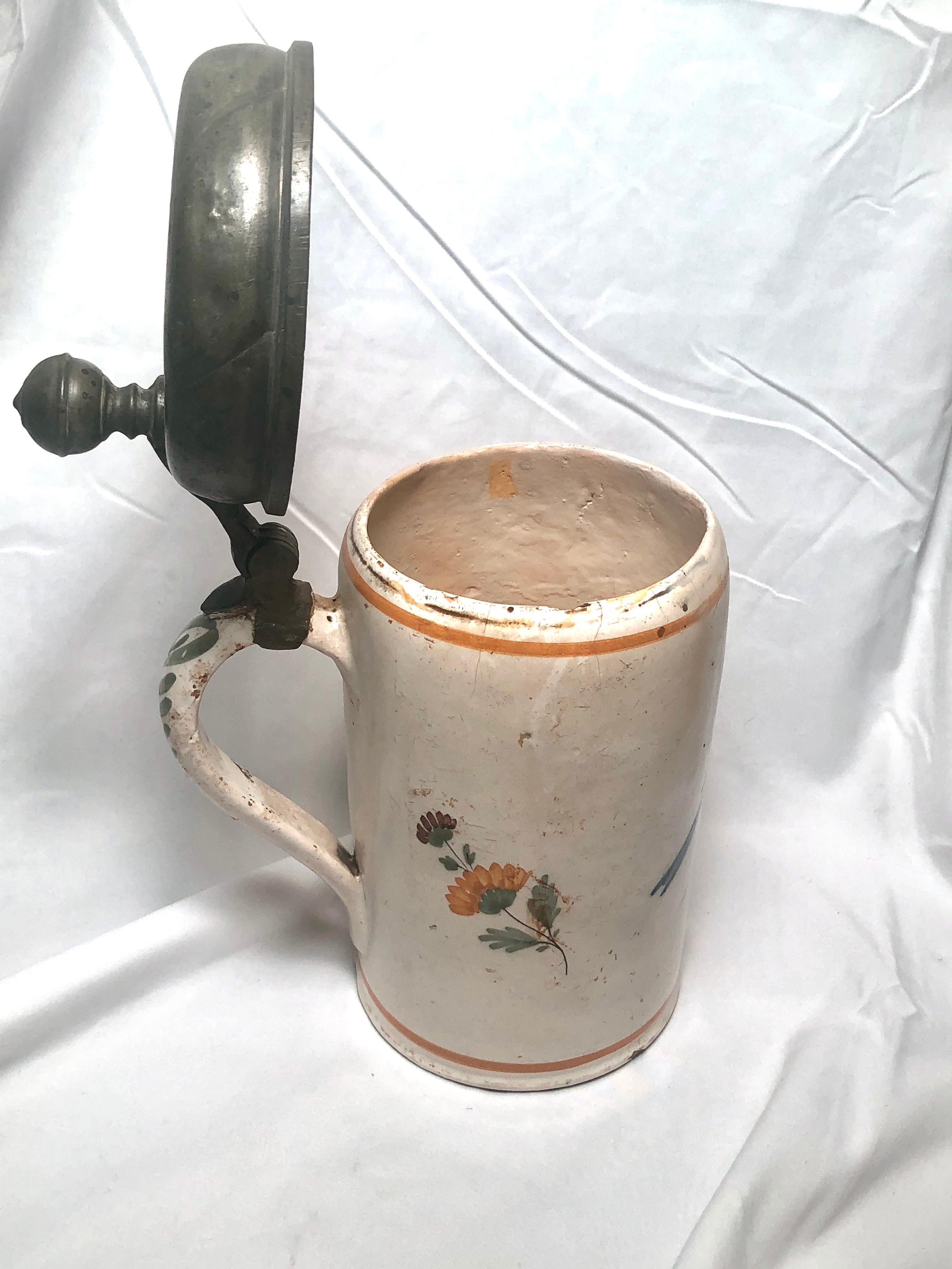 Français Ancienne chope en porcelaine de faïence peinte à la main et peinte à la main, avec dessus en étain en vente