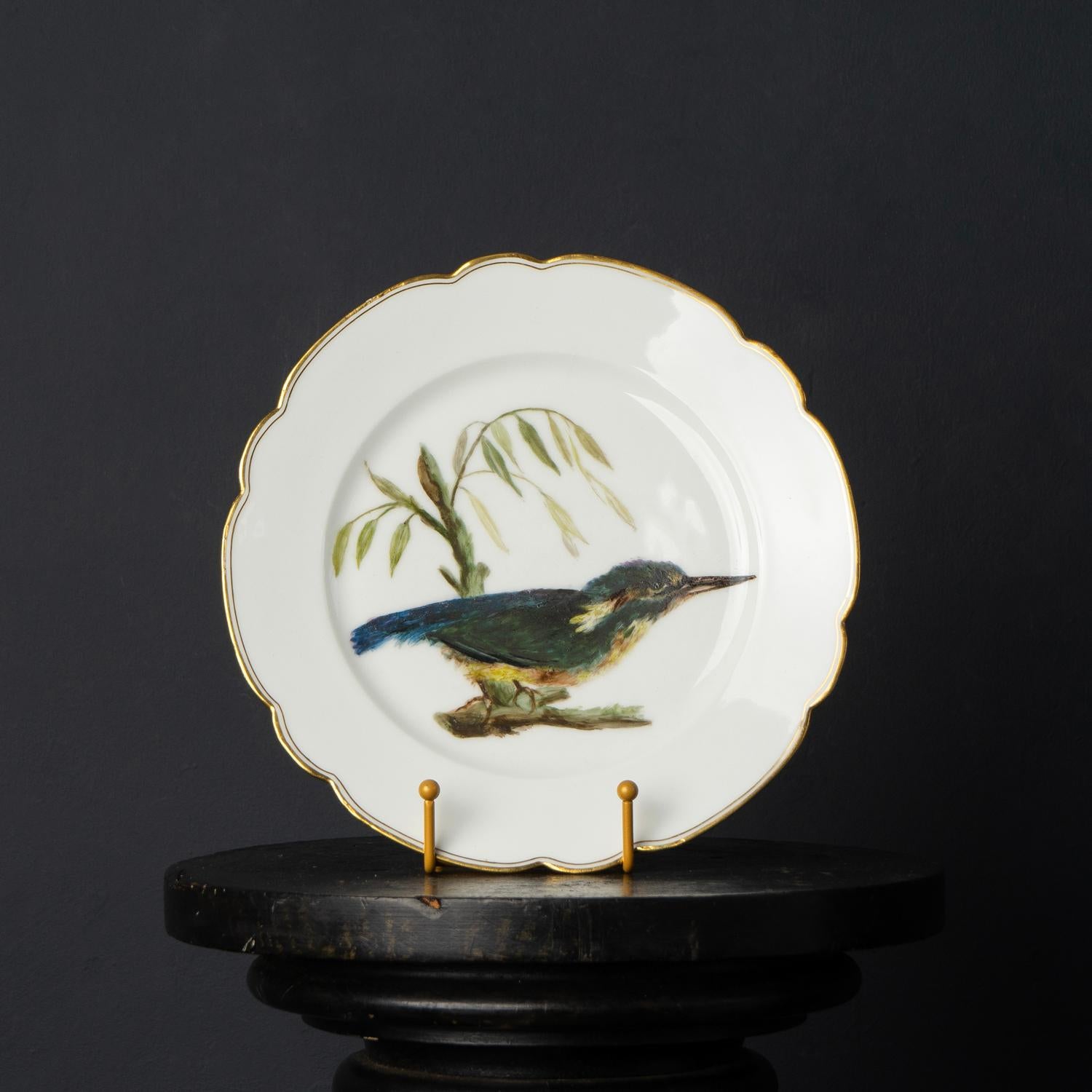 ANTIQUE BIRD PLATE
An extremely charming original hand-painted depiction of a kingfisher in a naturalistic setting on a porcelain plate.

Inscribed verso ‘Le Martin-Pêcheur’ which translates as ‘The Kingfisher’ and is signed by the artist