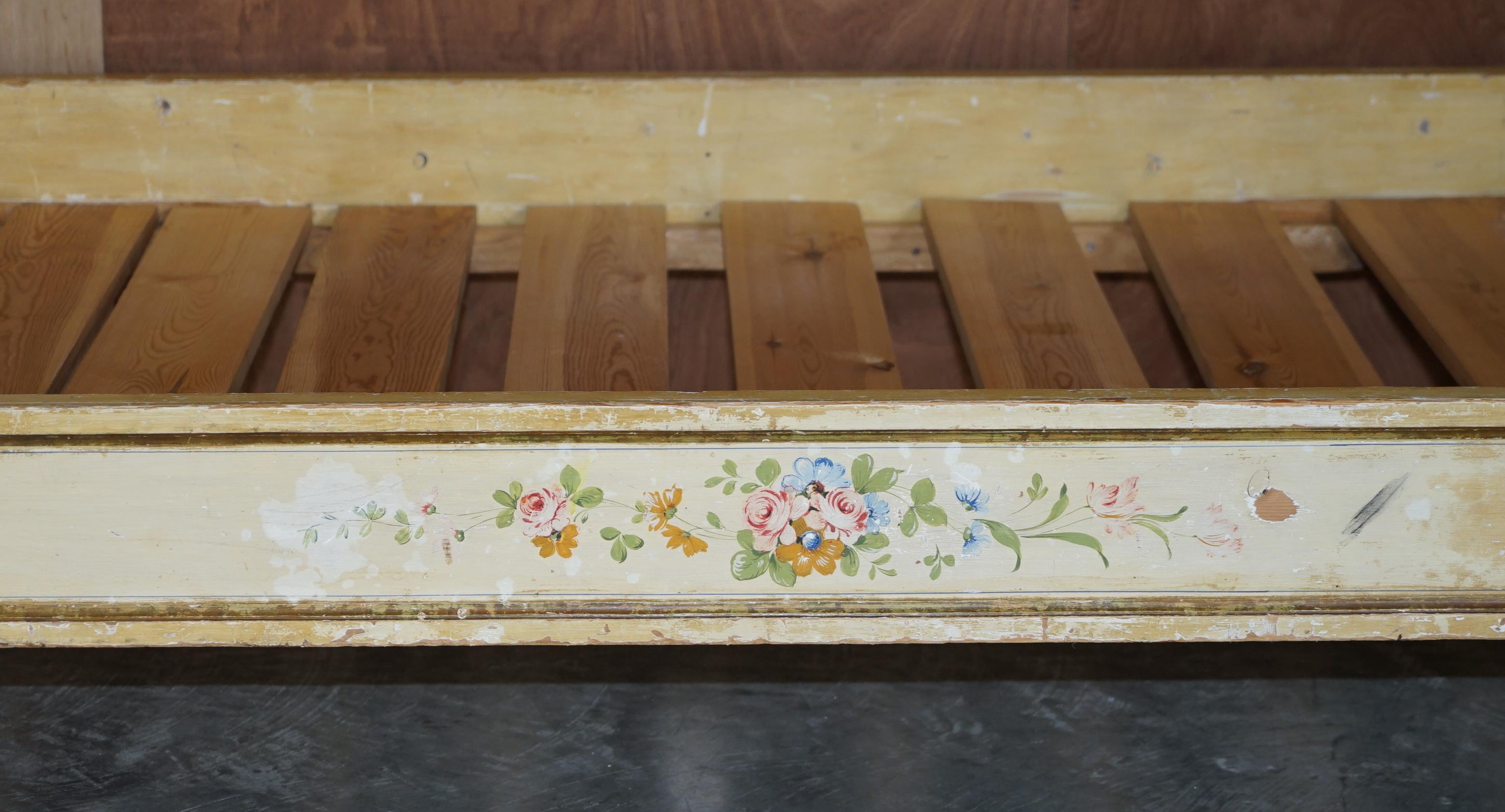 Antiguo Marco de Cama Francés Pintado a Mano y Decorado con Lamas de Pino y Roble en venta 10